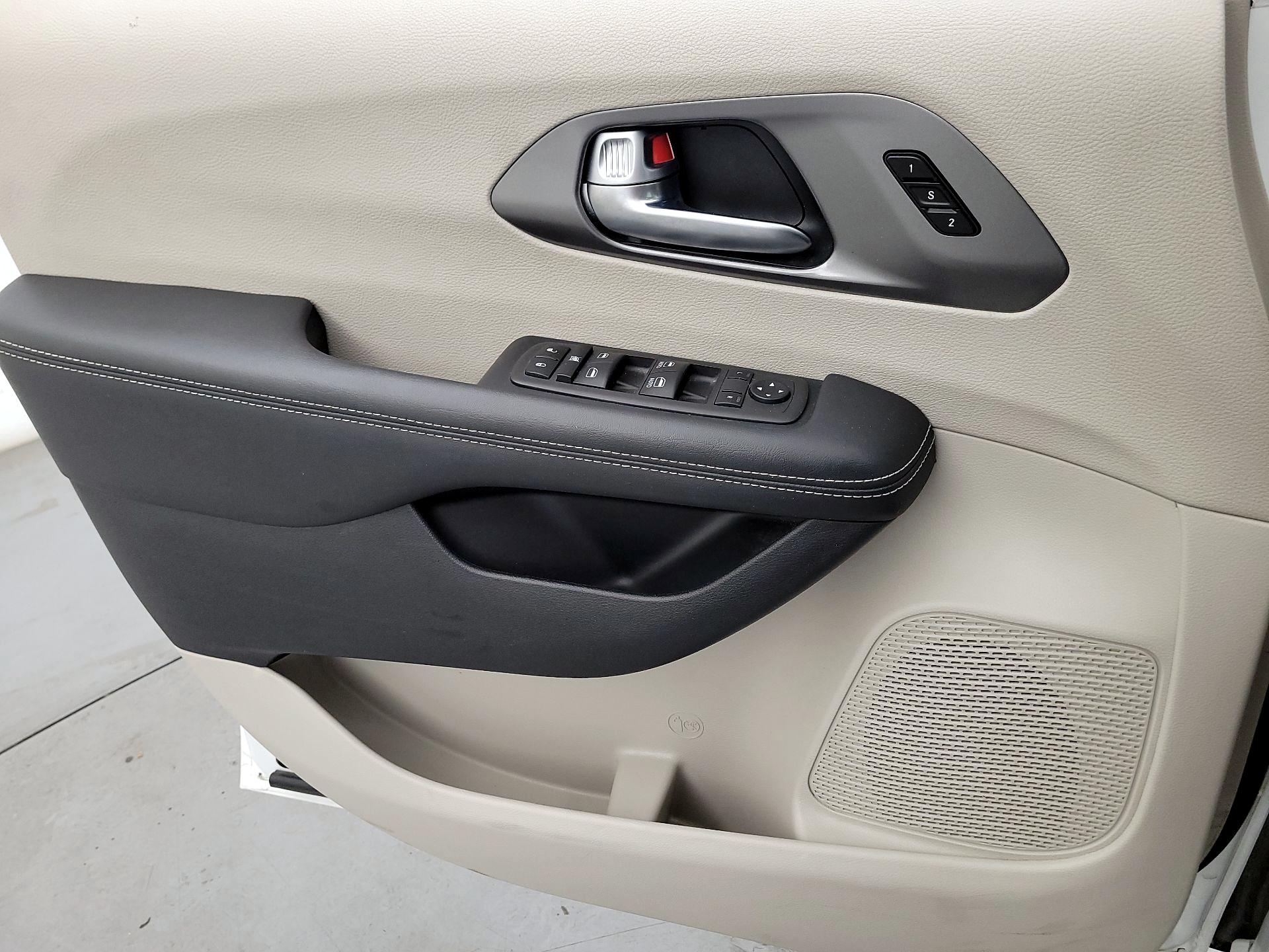 Thumbnail: 2024 Chrysler Pacifica - 12