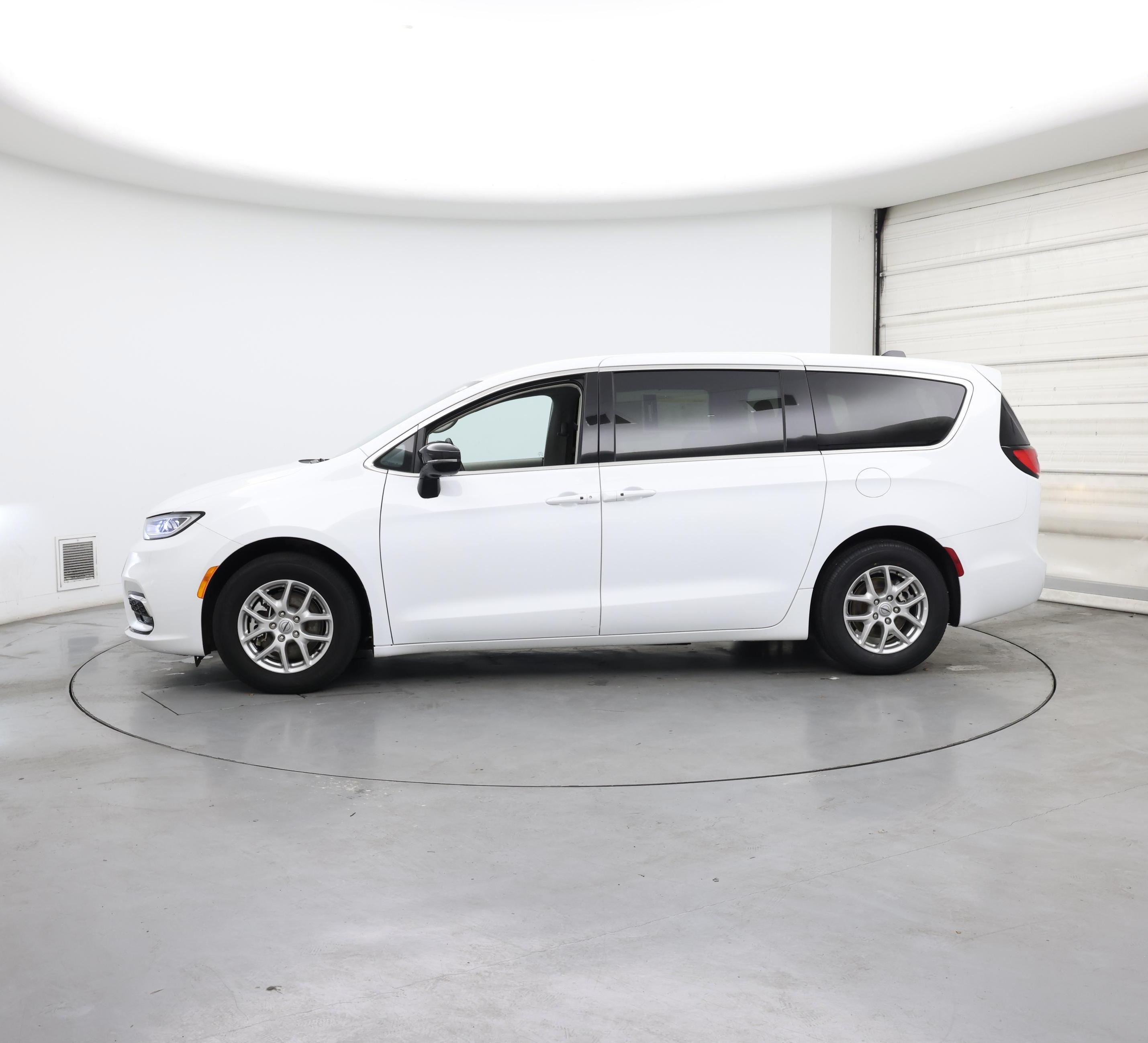 Thumbnail: 2024 Chrysler Pacifica - 3