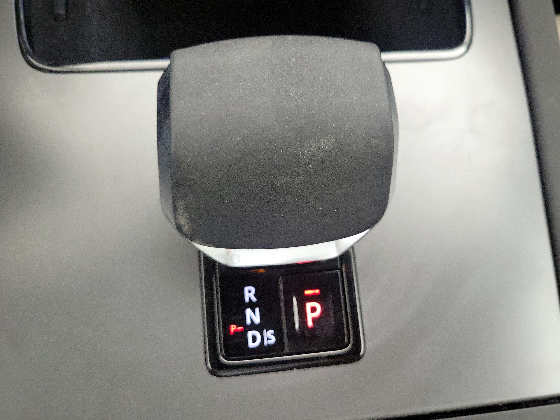 Thumbnail: 2024 Land Rover Discovery Sport - 18