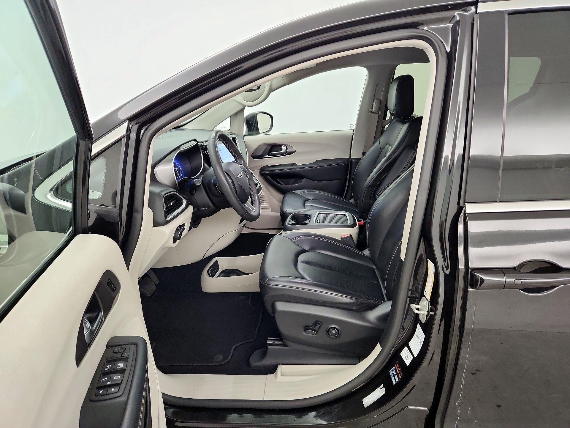 Thumbnail: 2023 Chrysler Pacifica - 9