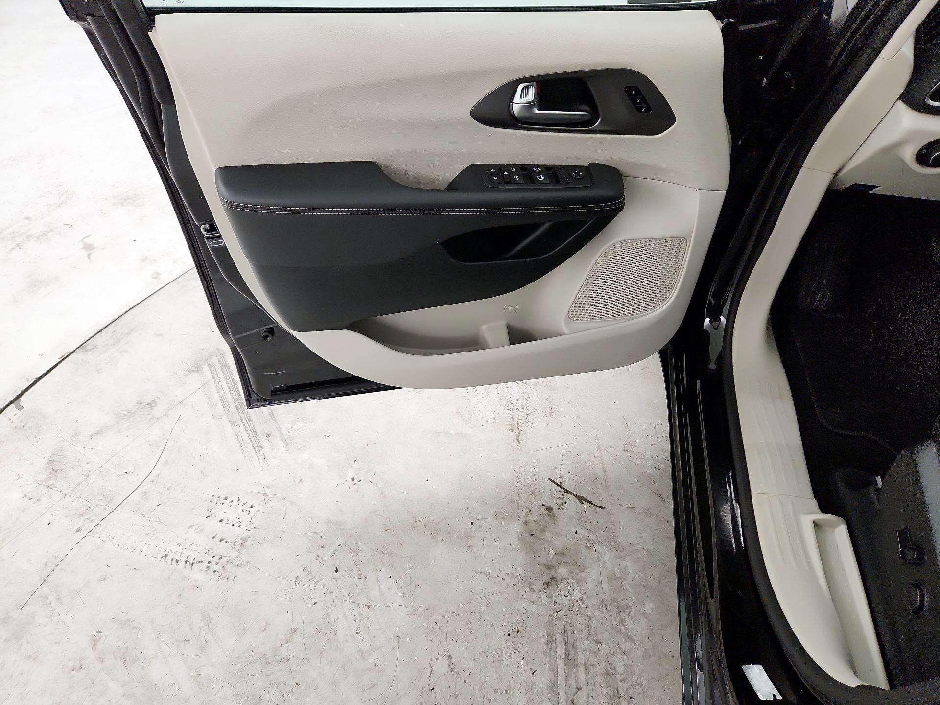 Thumbnail: 2023 Chrysler Pacifica - 10