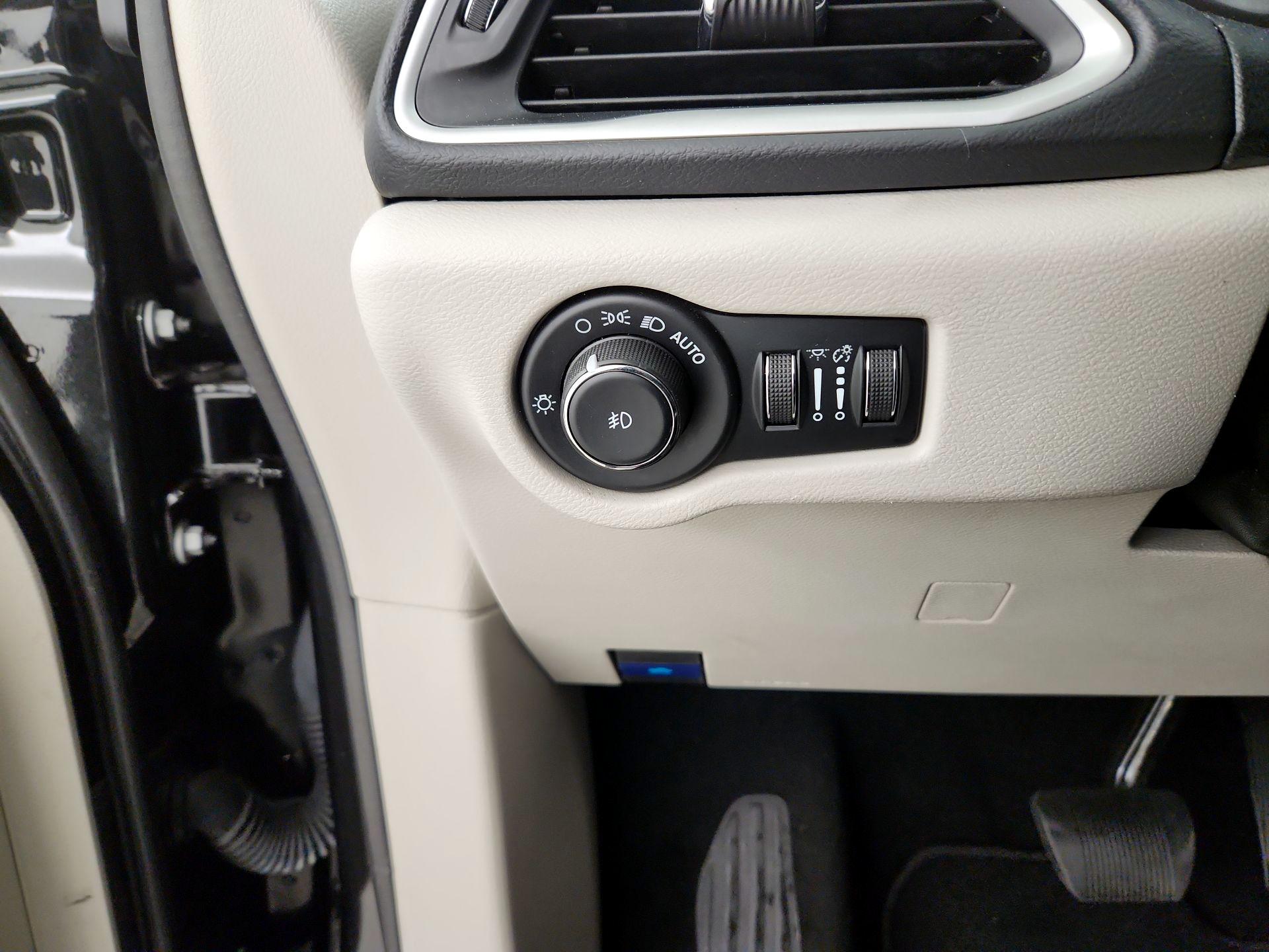 Thumbnail: 2023 Chrysler Pacifica - 11