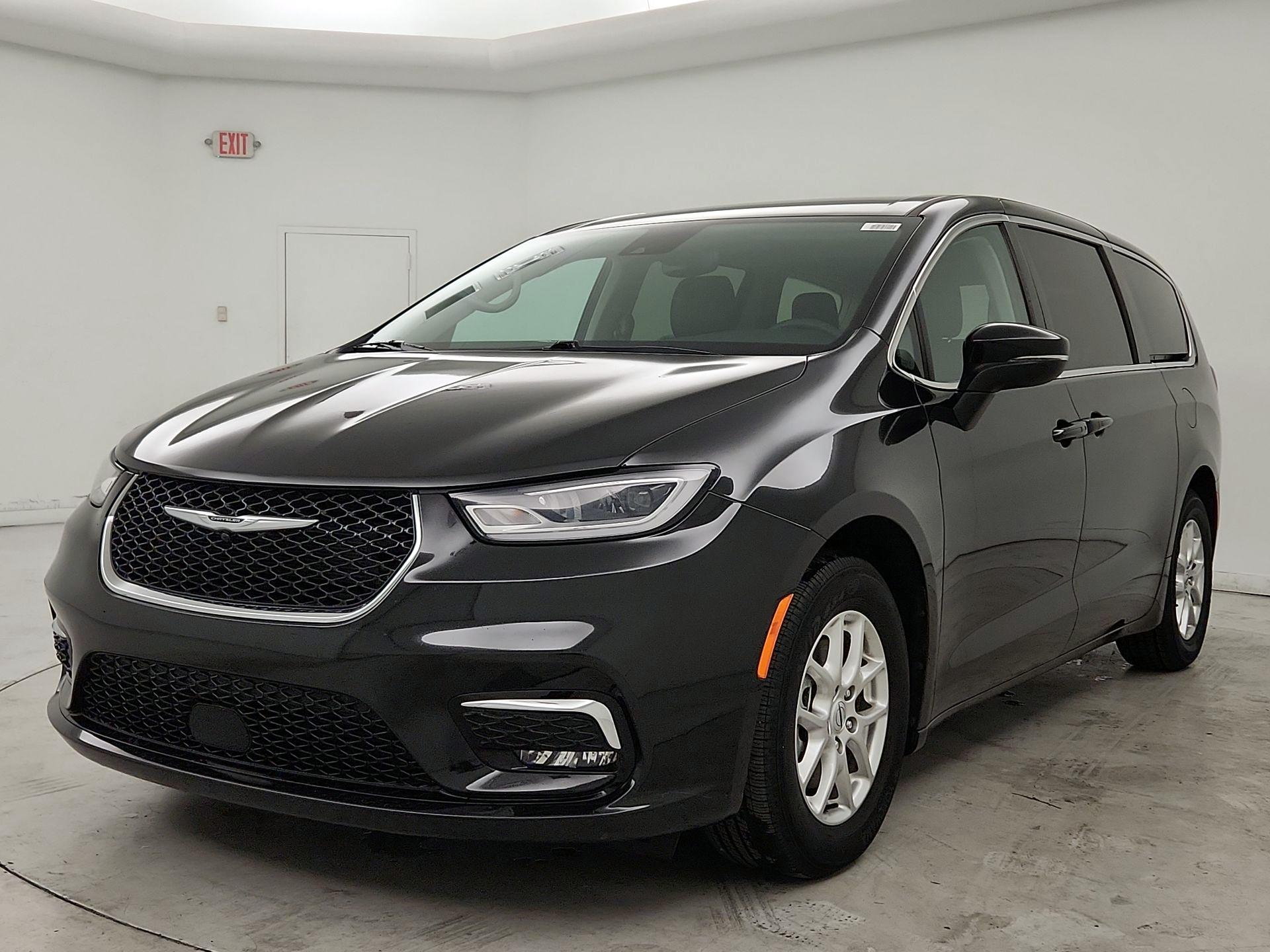 Thumbnail: 2023 Chrysler Pacifica - 3