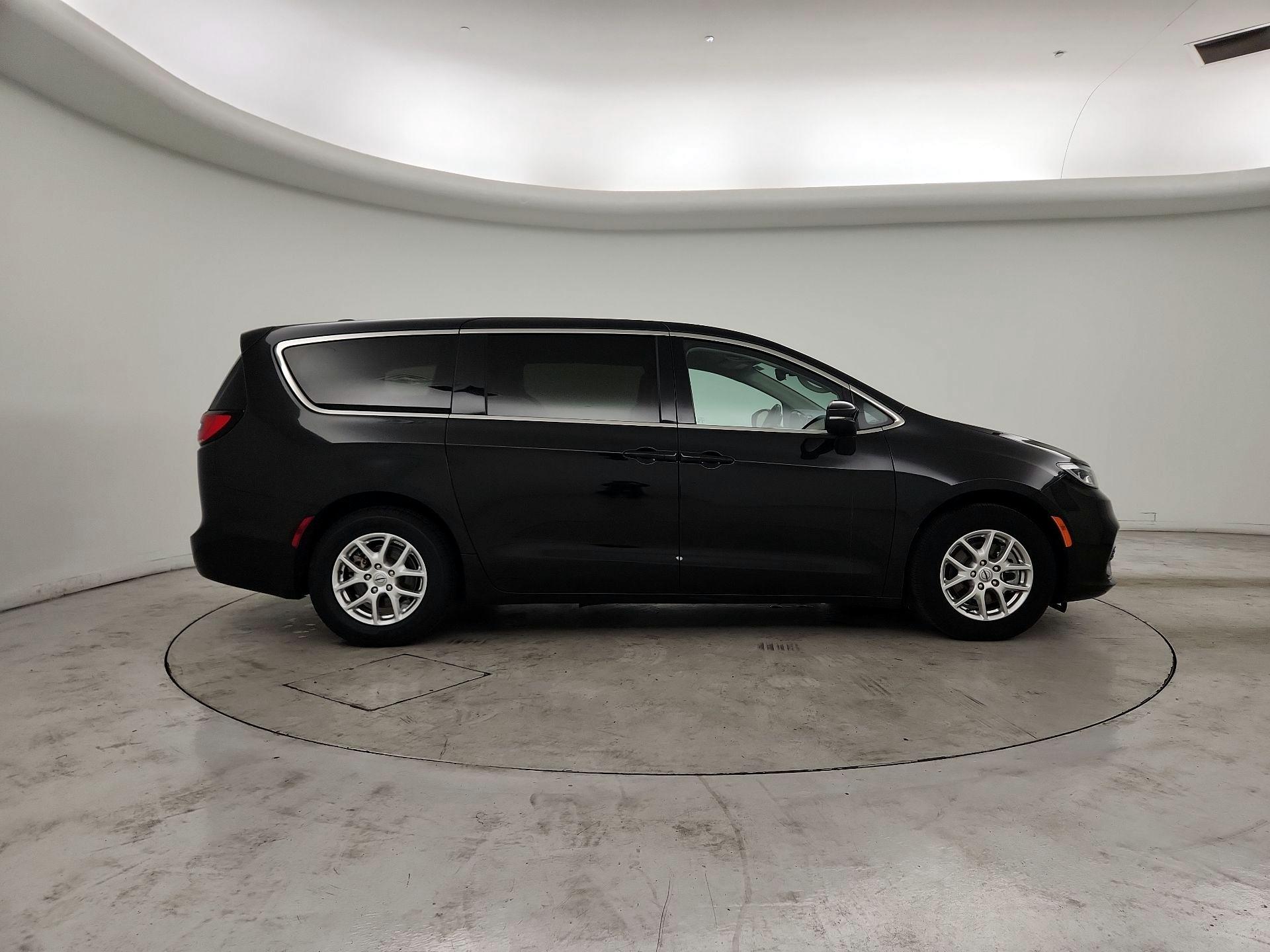 Thumbnail: 2023 Chrysler Pacifica - 4