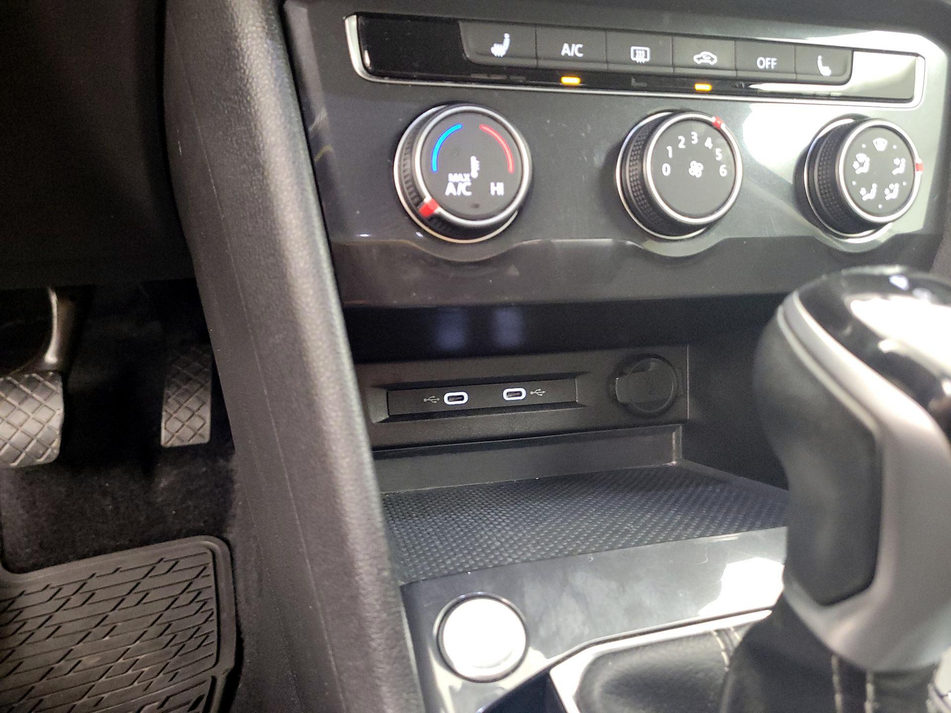 Thumbnail: 2022 Volkswagen Tiguan - 18