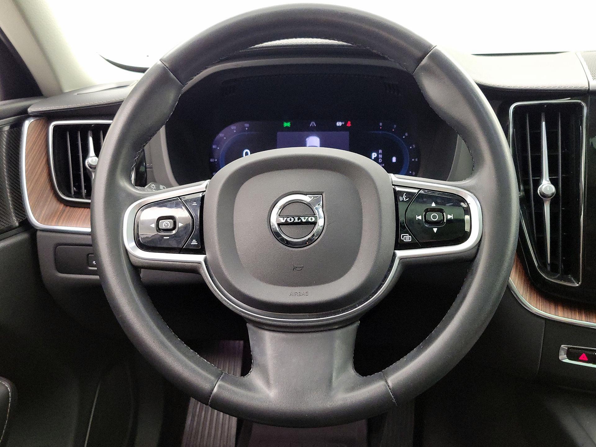 Thumbnail: 2023 Volvo XC60 - 10