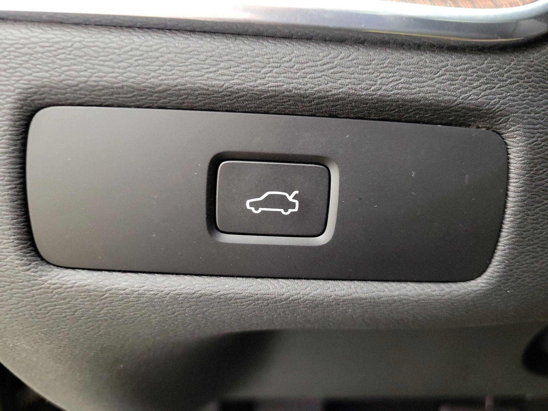 Thumbnail: 2023 Volvo XC60 - 13