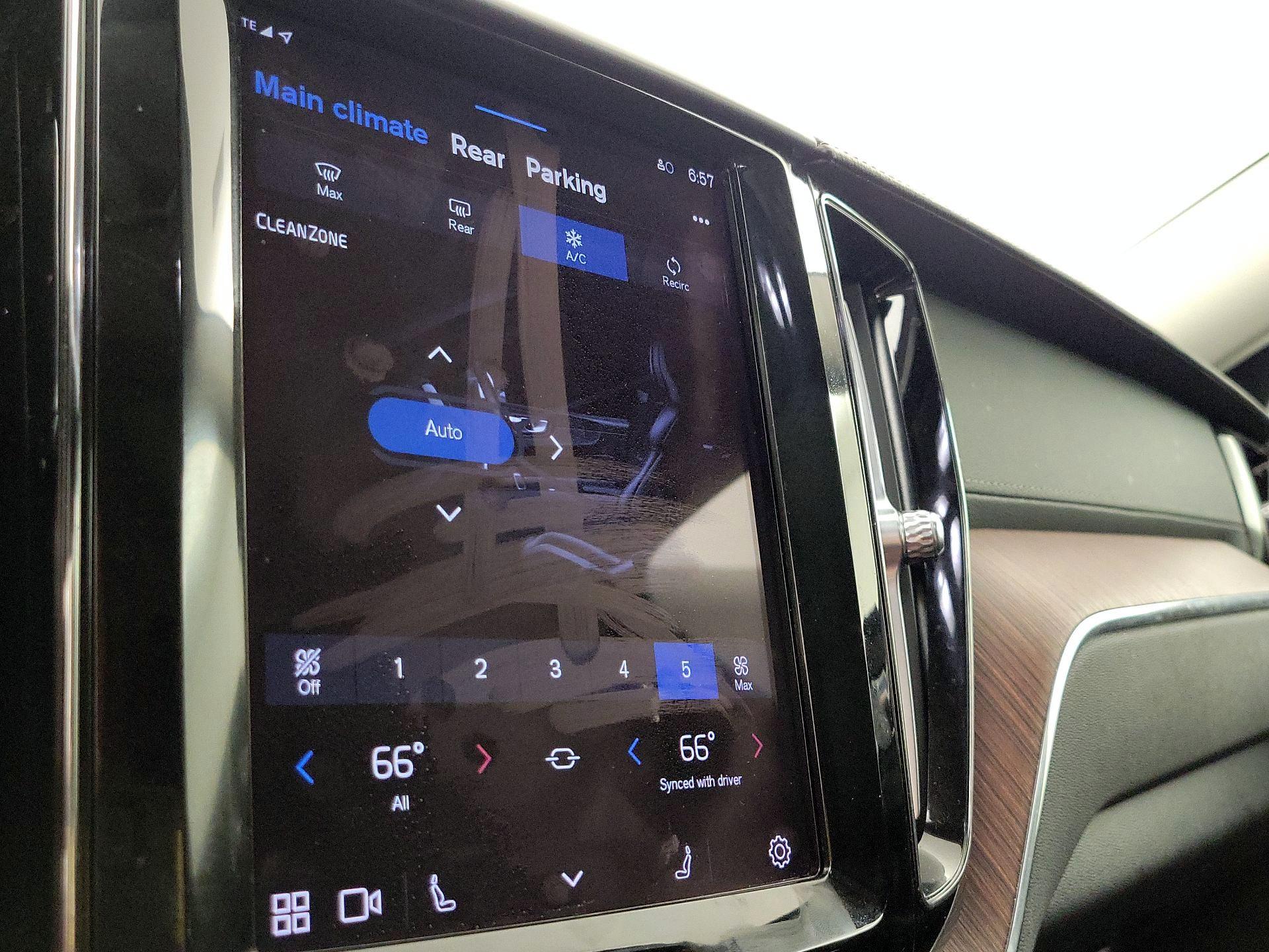 Thumbnail: 2023 Volvo XC60 - 17