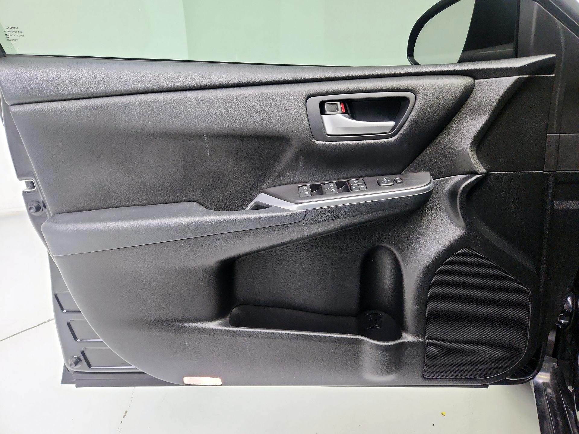 Thumbnail: 2016 Toyota Camry - 12