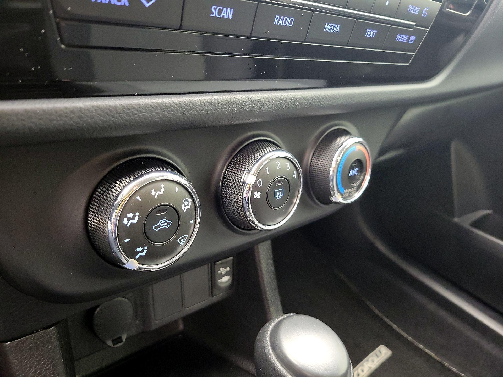 Thumbnail: 2015 Toyota Corolla - 15