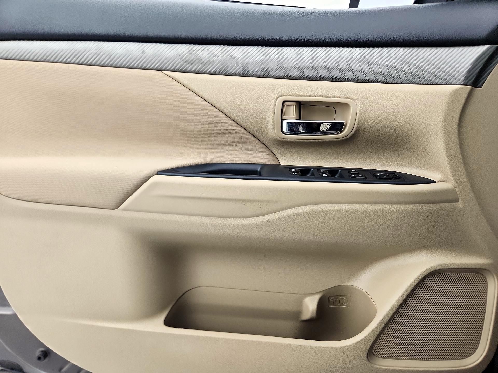 Thumbnail: 2016 Mitsubishi Outlander - 12