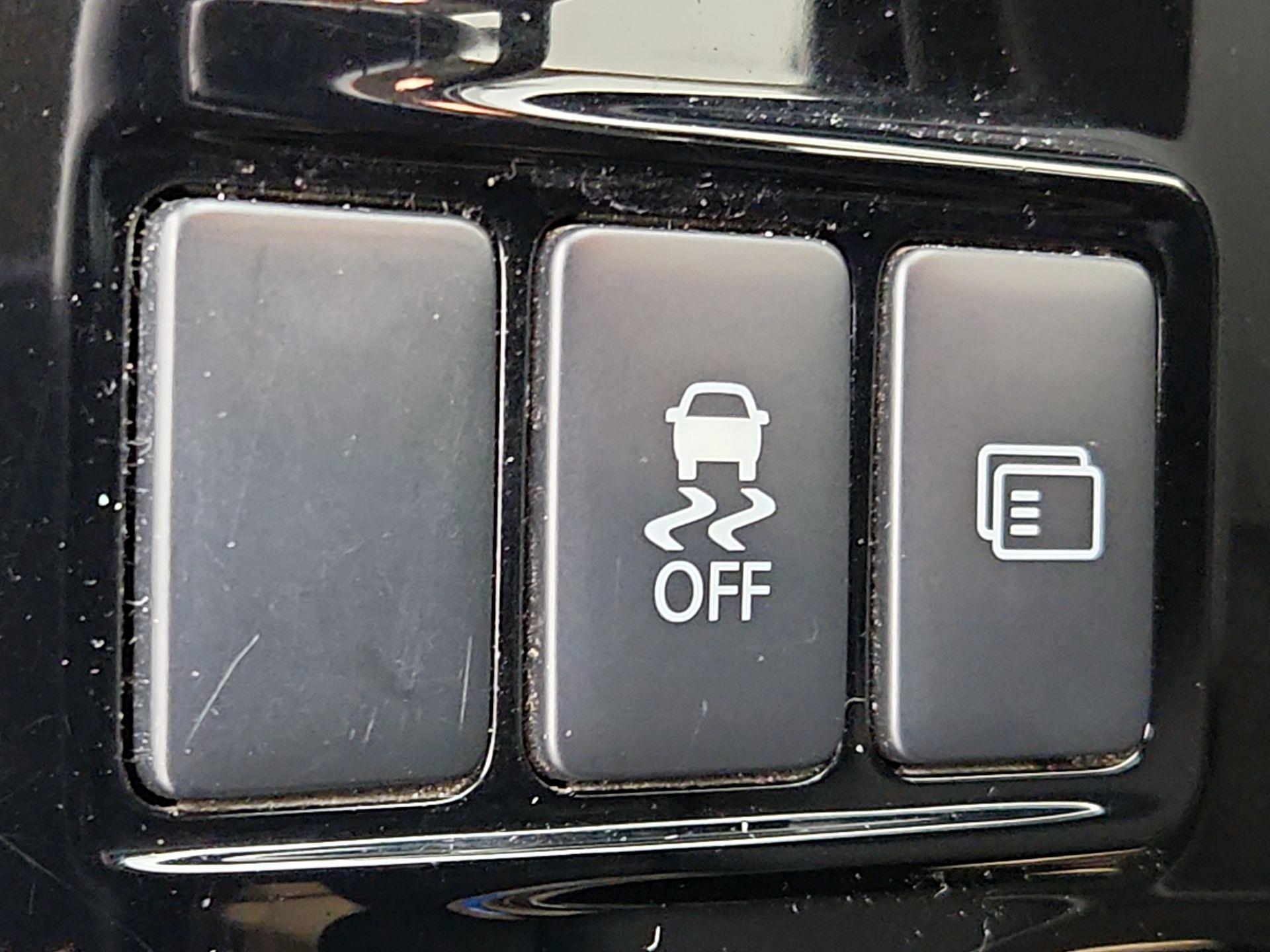 Thumbnail: 2016 Mitsubishi Outlander - 13