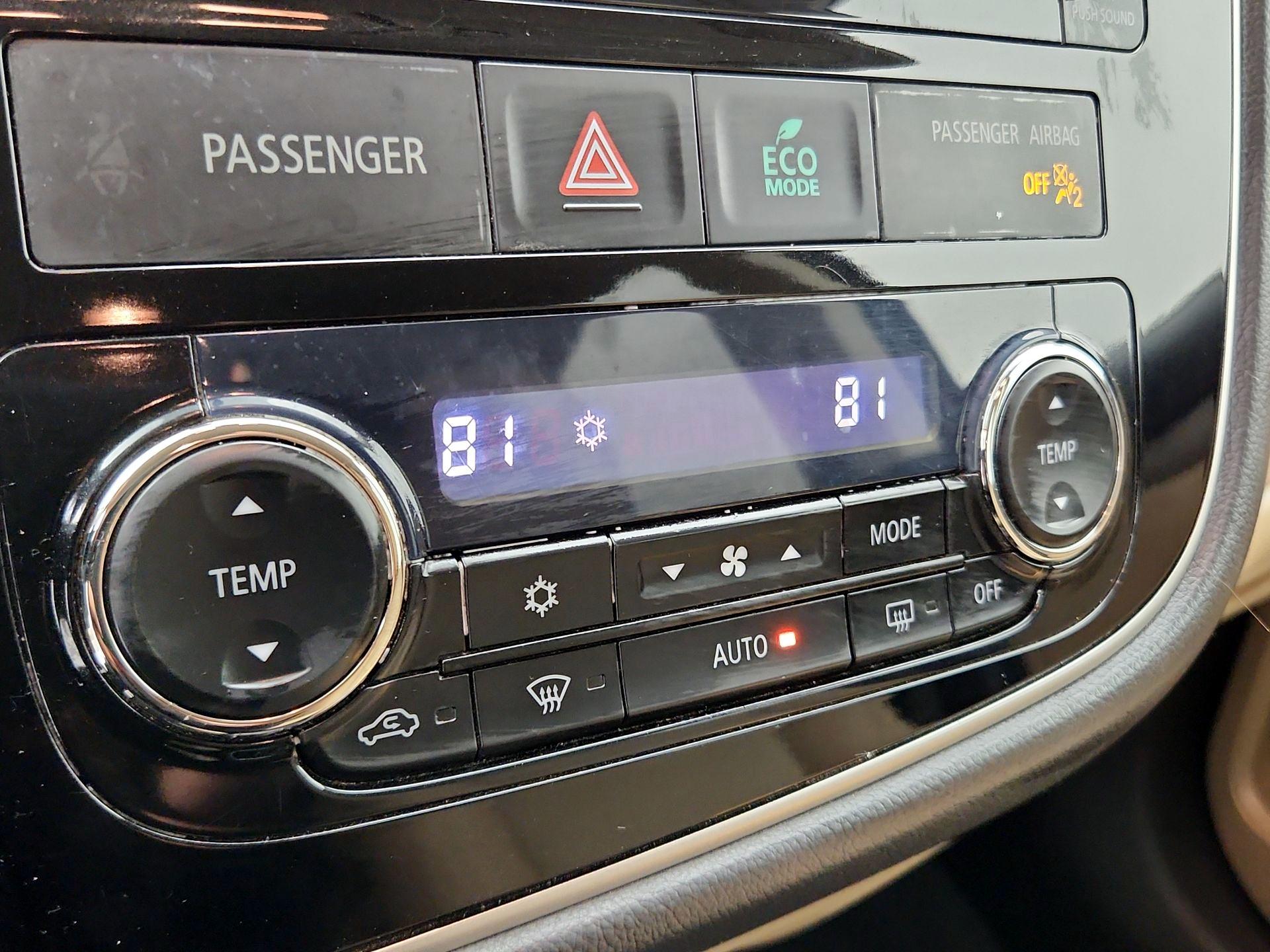 Thumbnail: 2016 Mitsubishi Outlander - 16