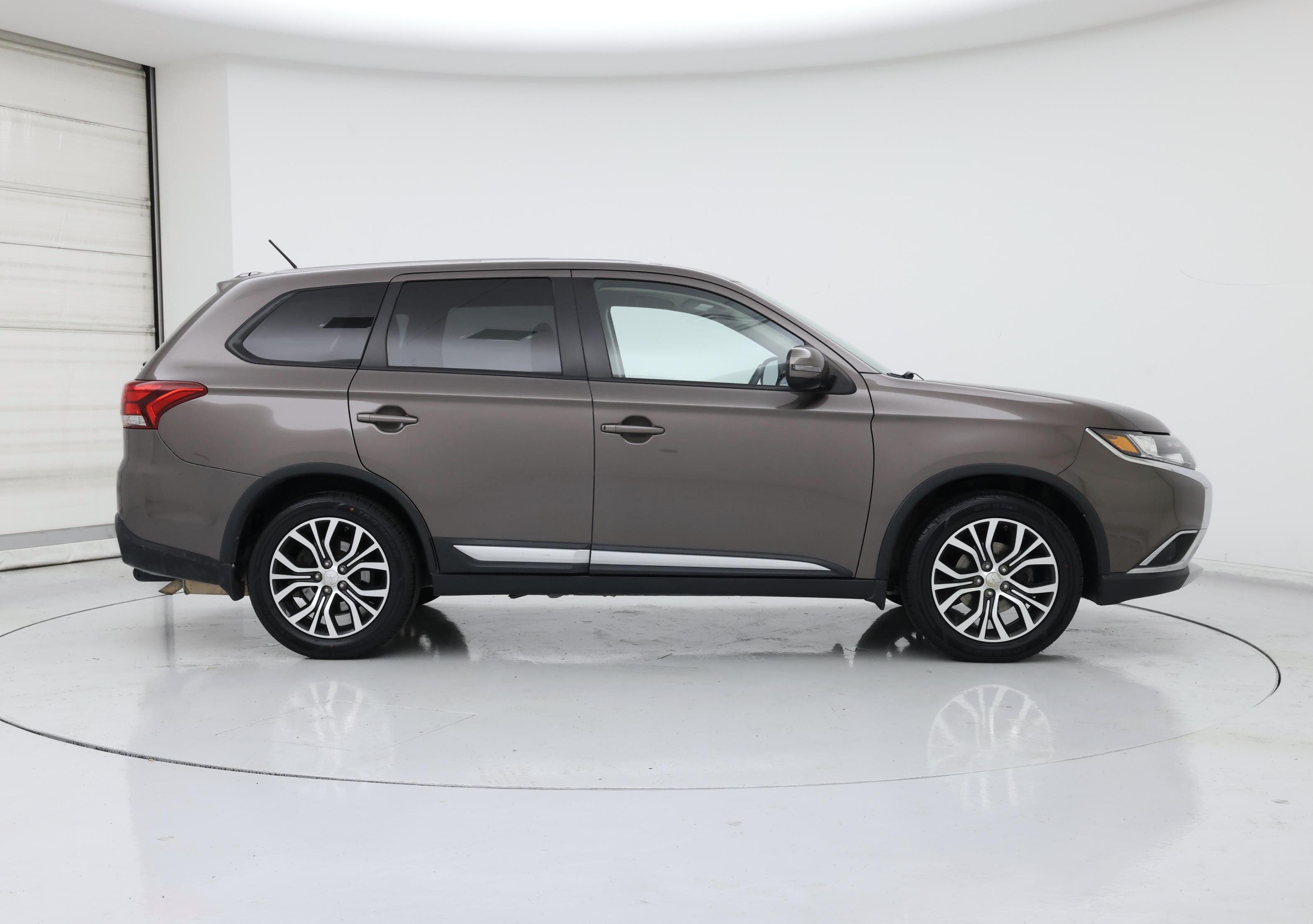 Thumbnail: 2016 Mitsubishi Outlander - 7