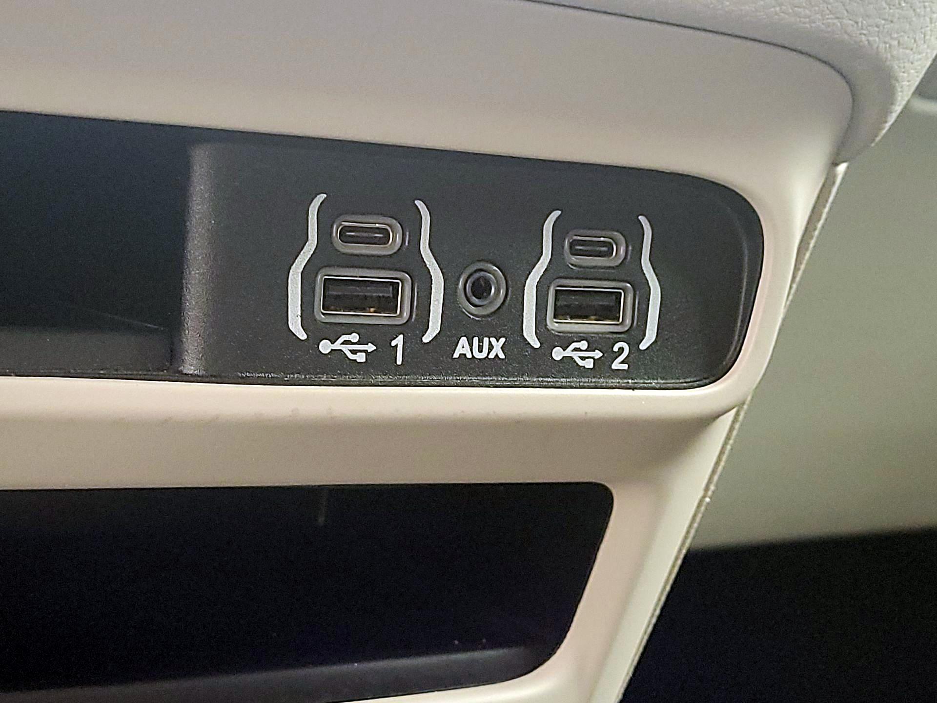 Thumbnail: 2024 Chrysler Pacifica - 18