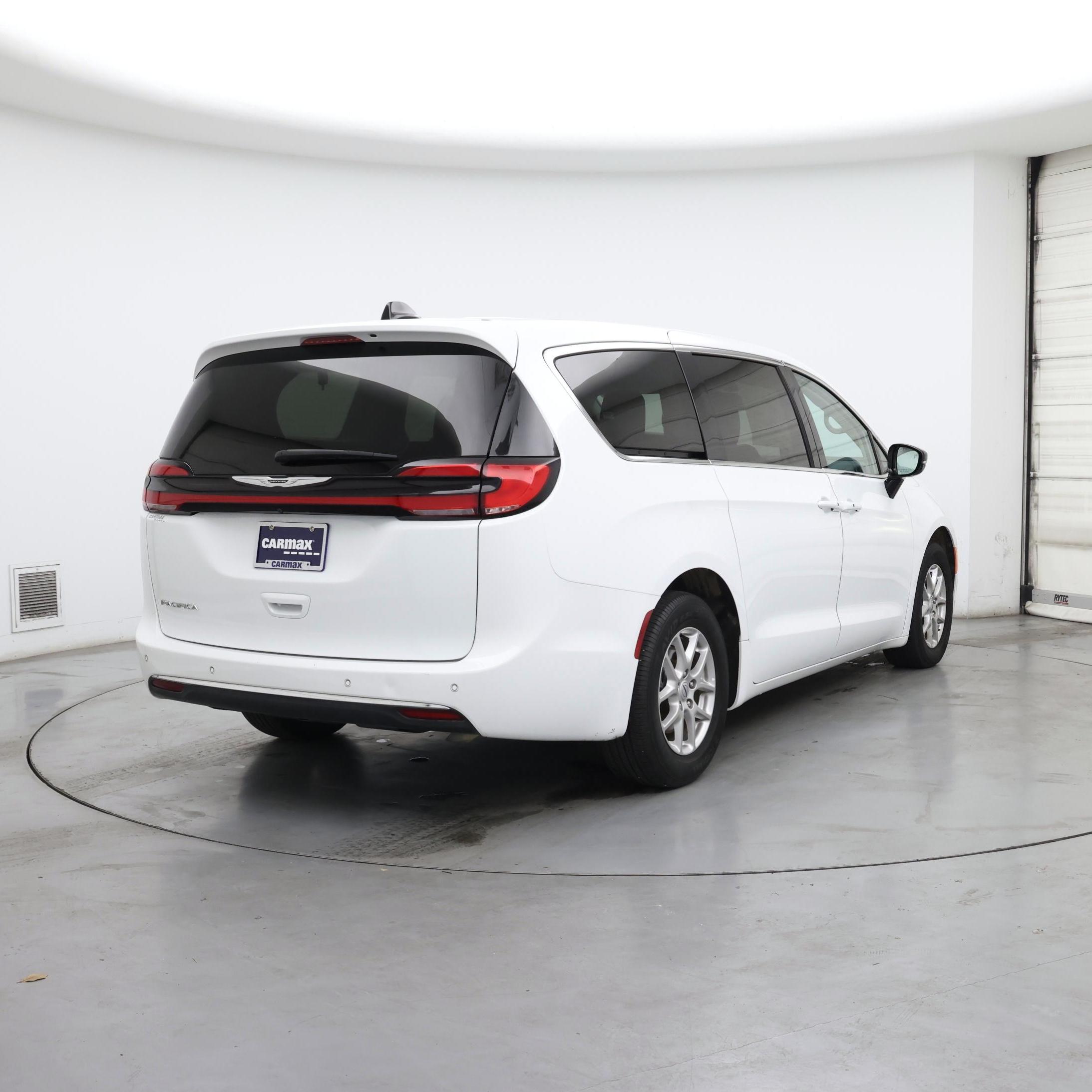 Thumbnail: 2024 Chrysler Pacifica - 8