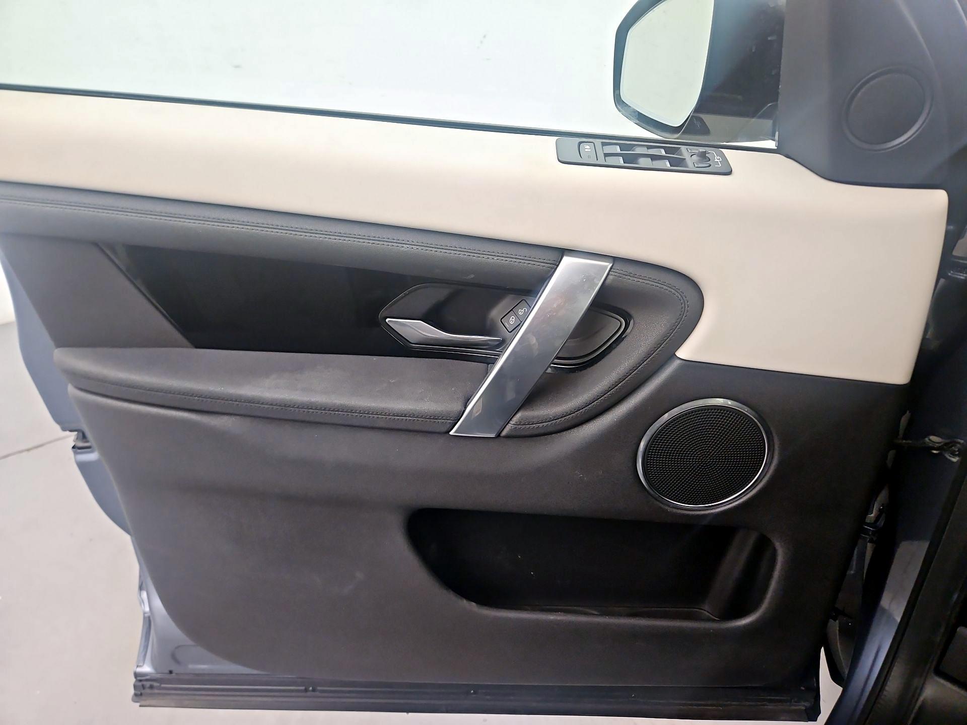 Thumbnail: 2020 Land Rover Discovery Sport - 12