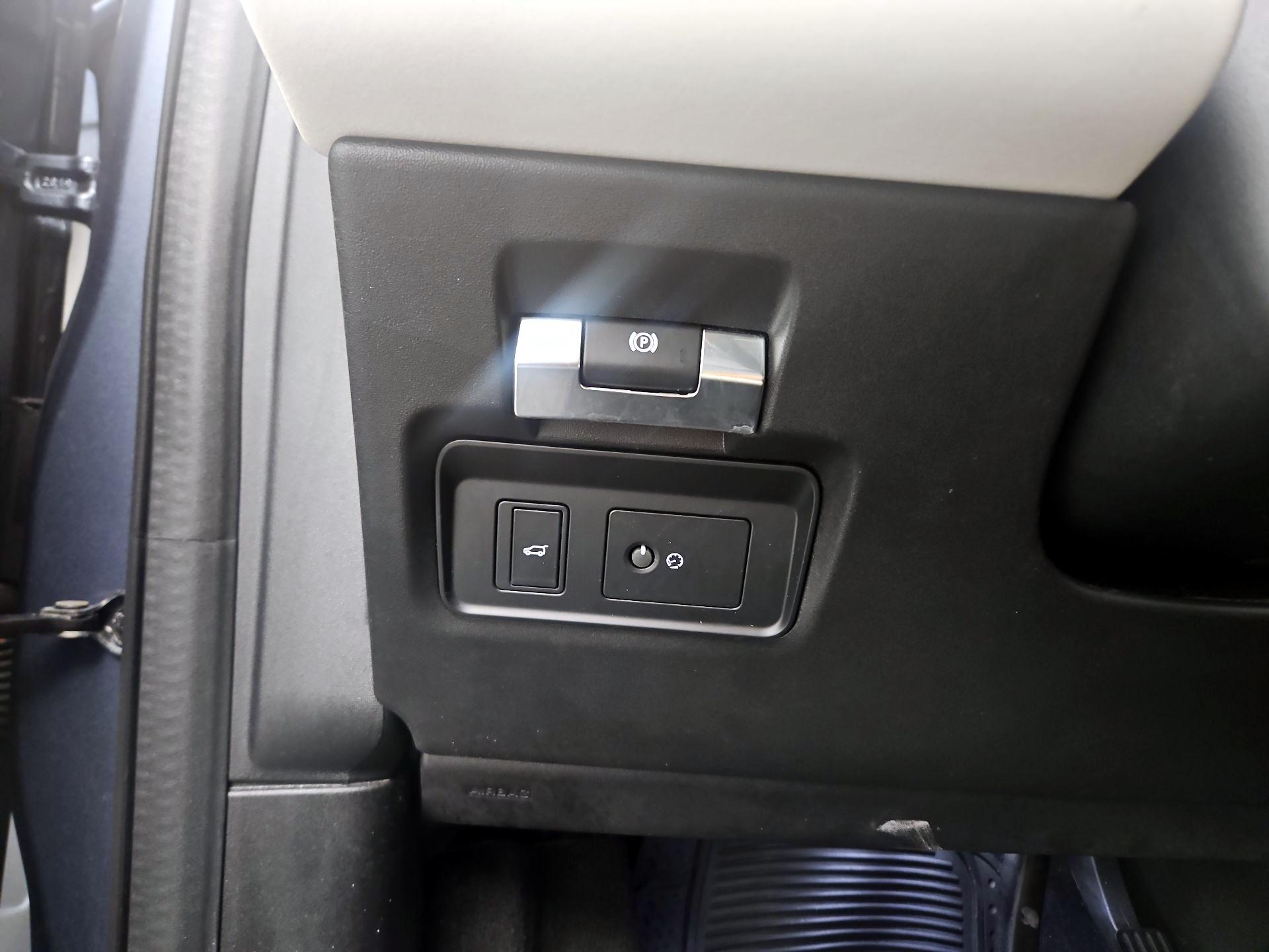 Thumbnail: 2020 Land Rover Discovery Sport - 13