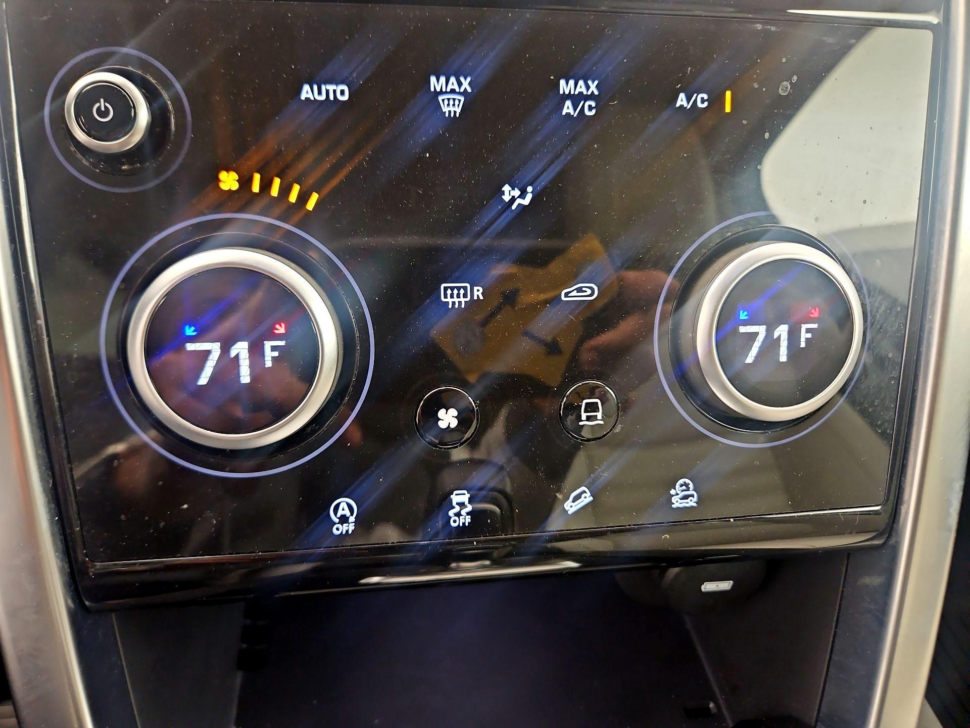 Thumbnail: 2020 Land Rover Discovery Sport - 16