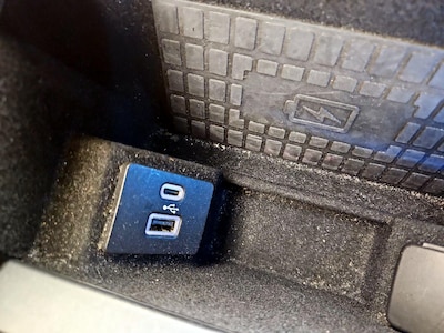 USB/AUX Ports