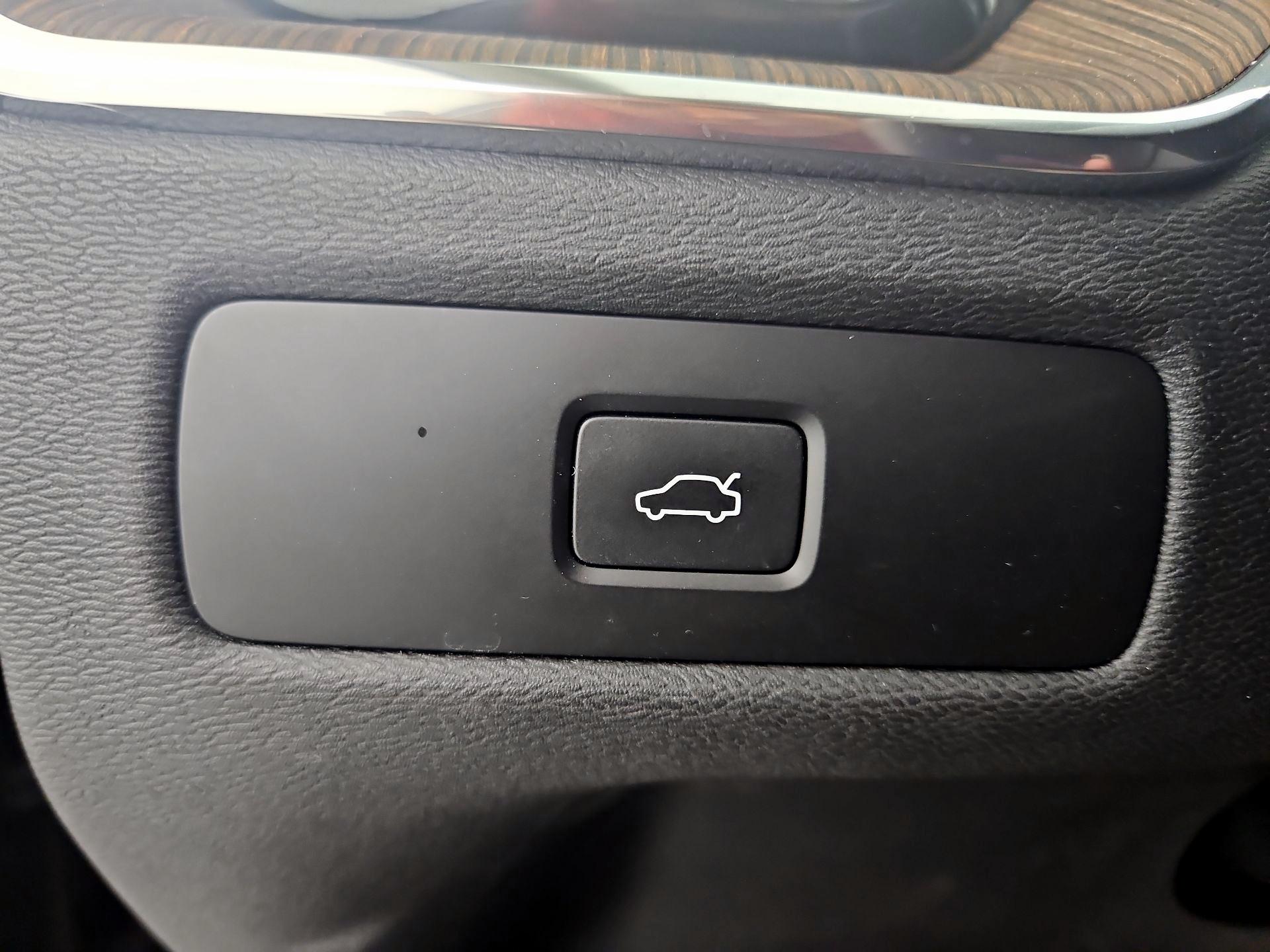 Thumbnail: 2023 Volvo XC60 - 13