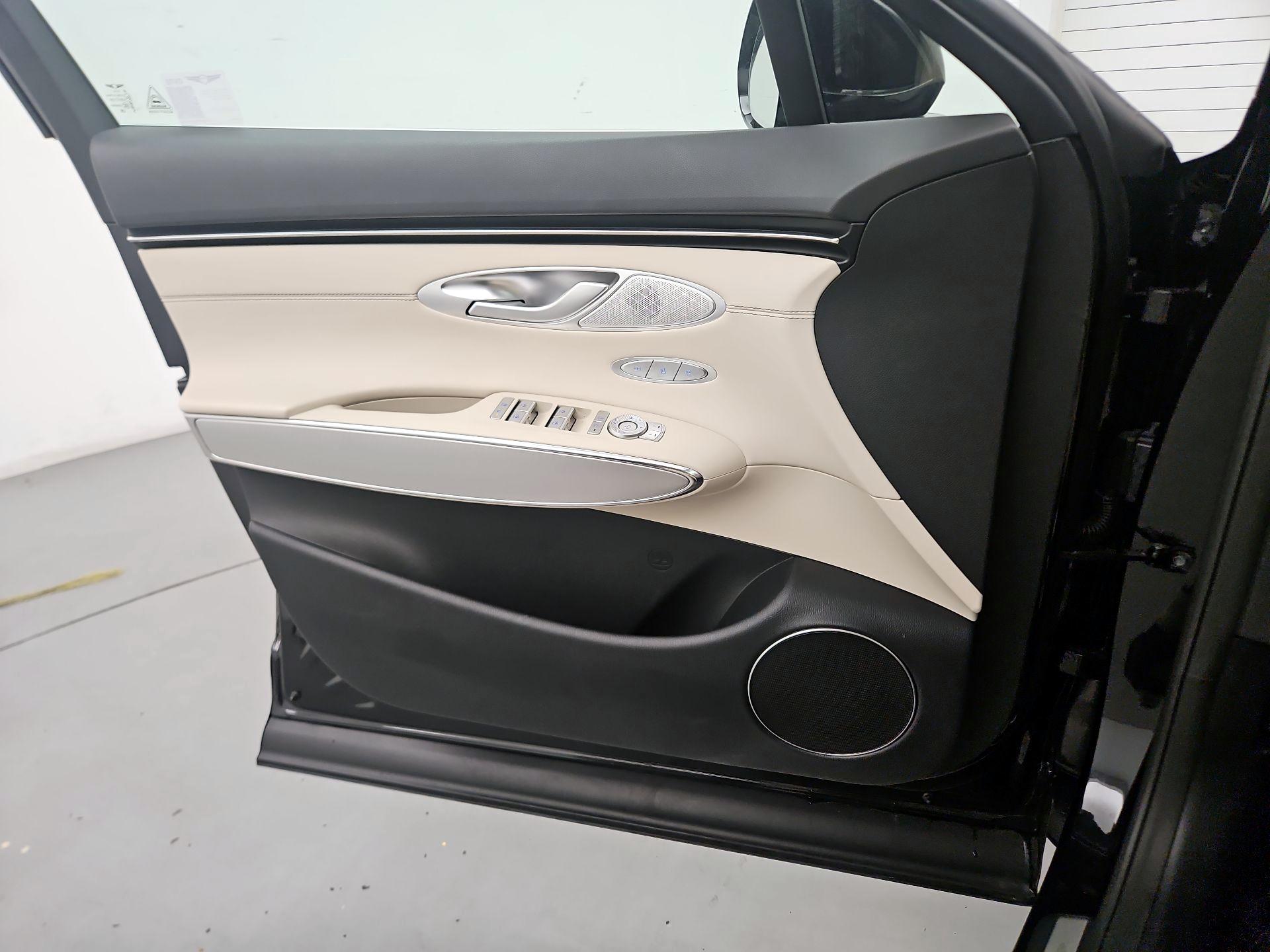 Thumbnail: 2025 Genesis GV70 - 12