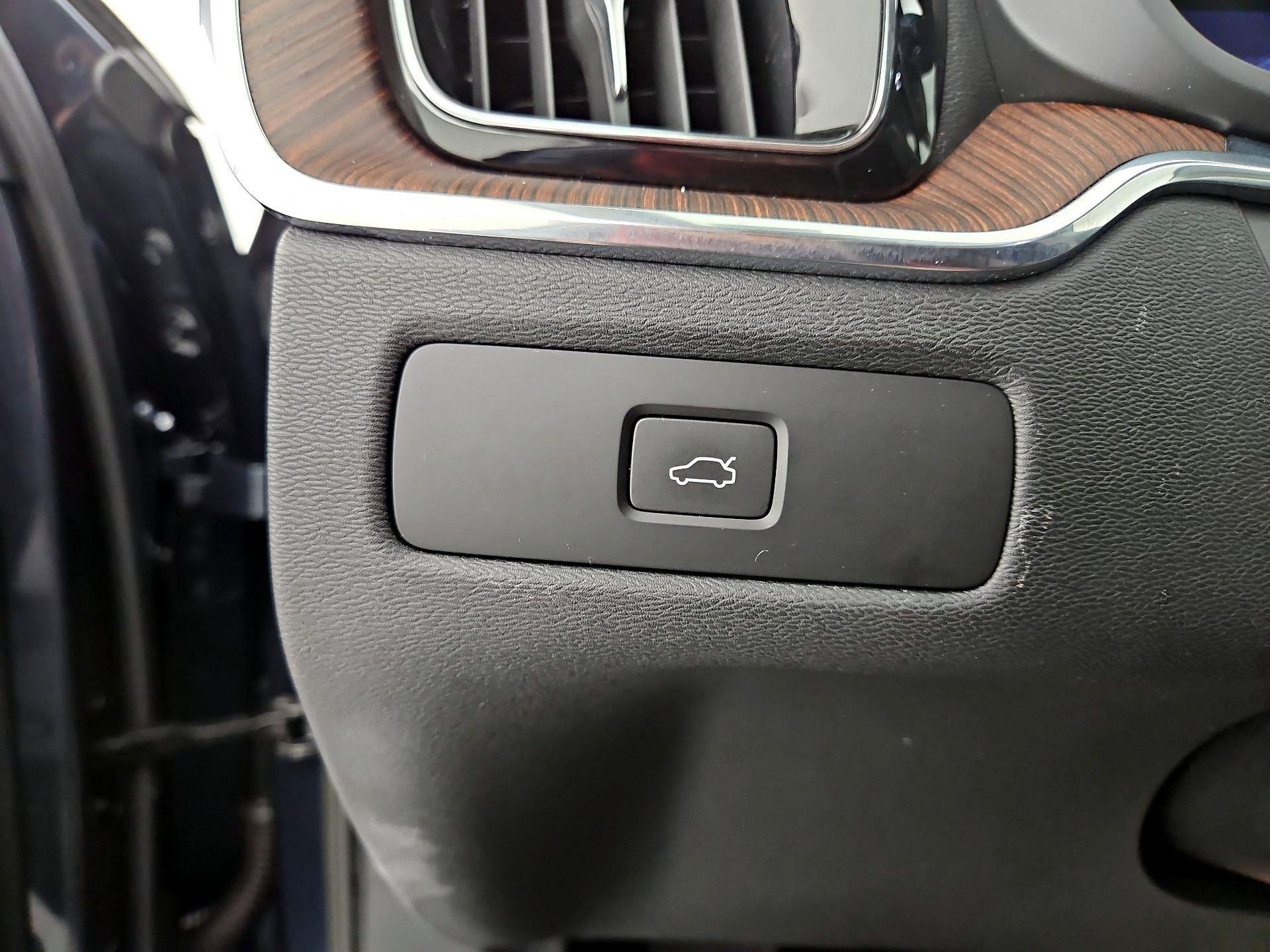 Thumbnail: 2023 Volvo XC60 - 13