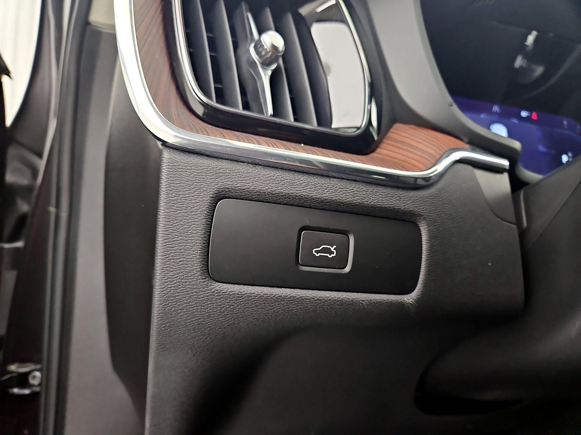 Thumbnail: 2023 Volvo XC60 - 13