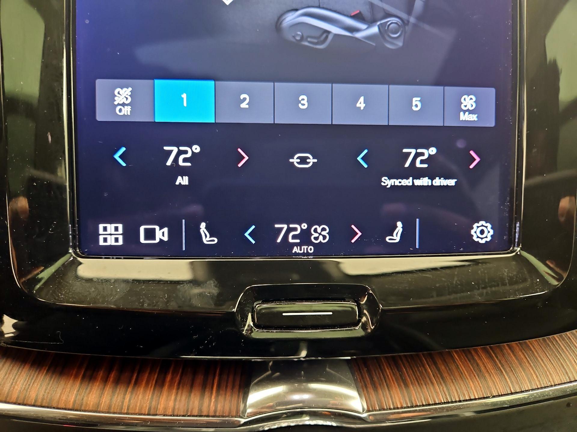 Thumbnail: 2023 Volvo XC60 - 17