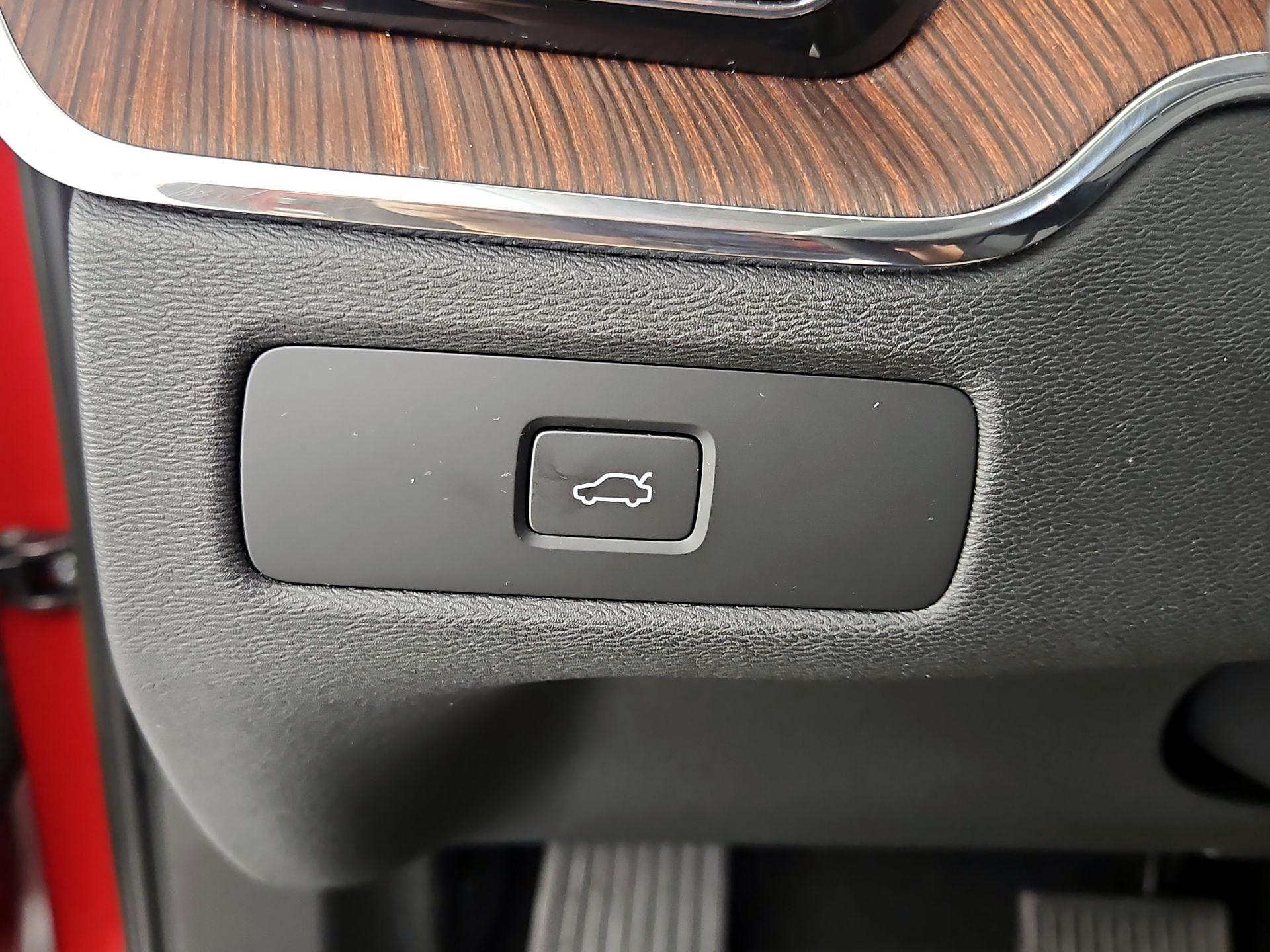 Thumbnail: 2023 Volvo XC60 - 13