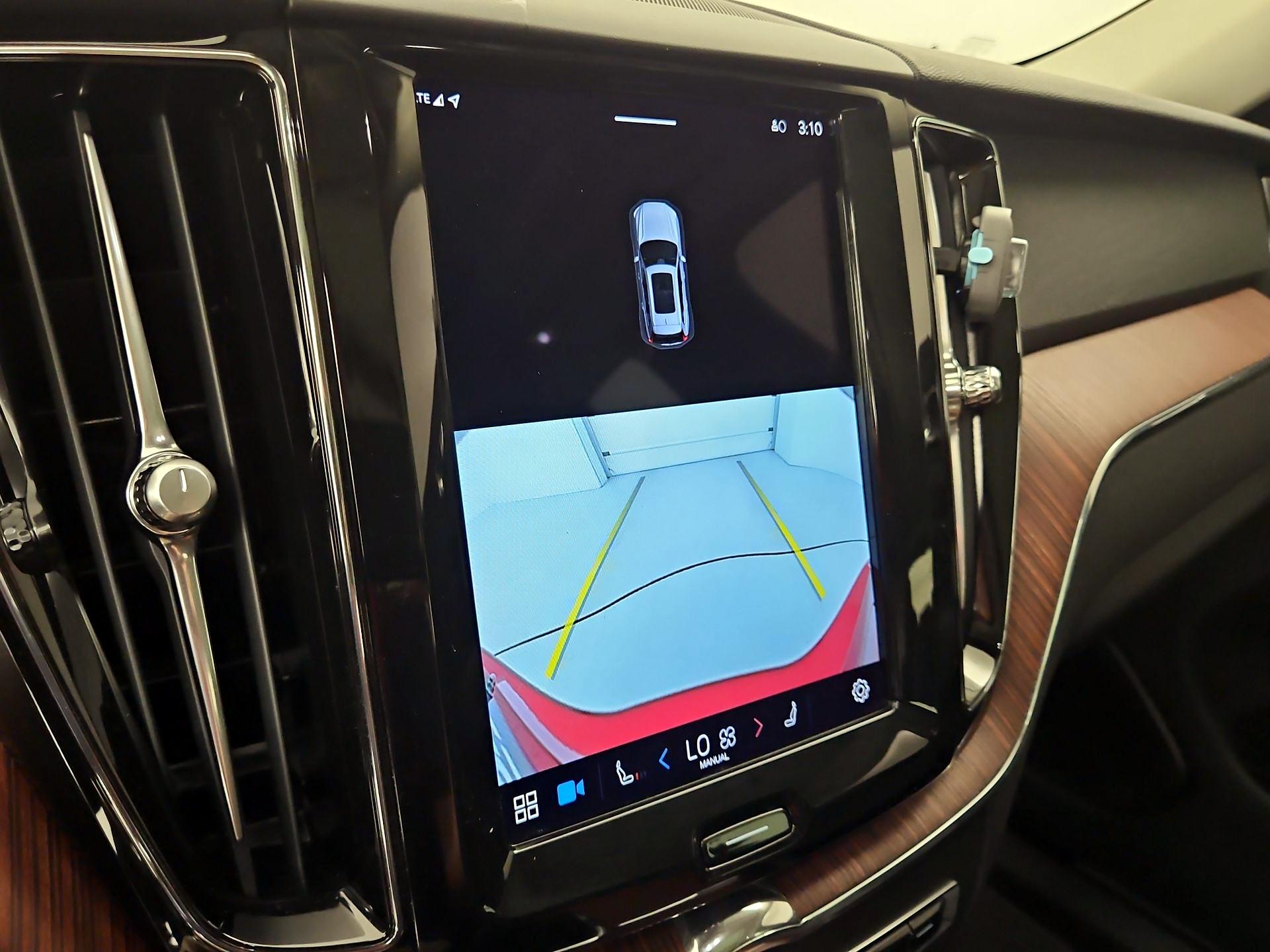 Thumbnail: 2023 Volvo XC60 - 14