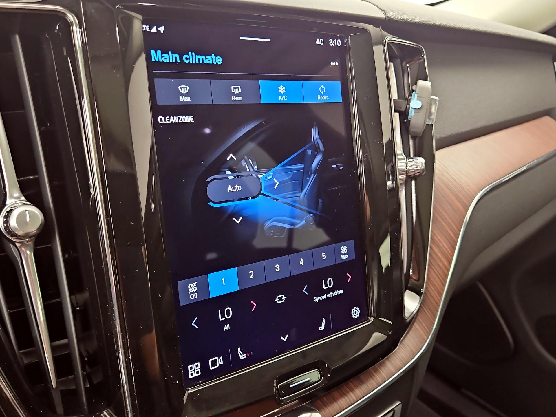 Thumbnail: 2023 Volvo XC60 - 16