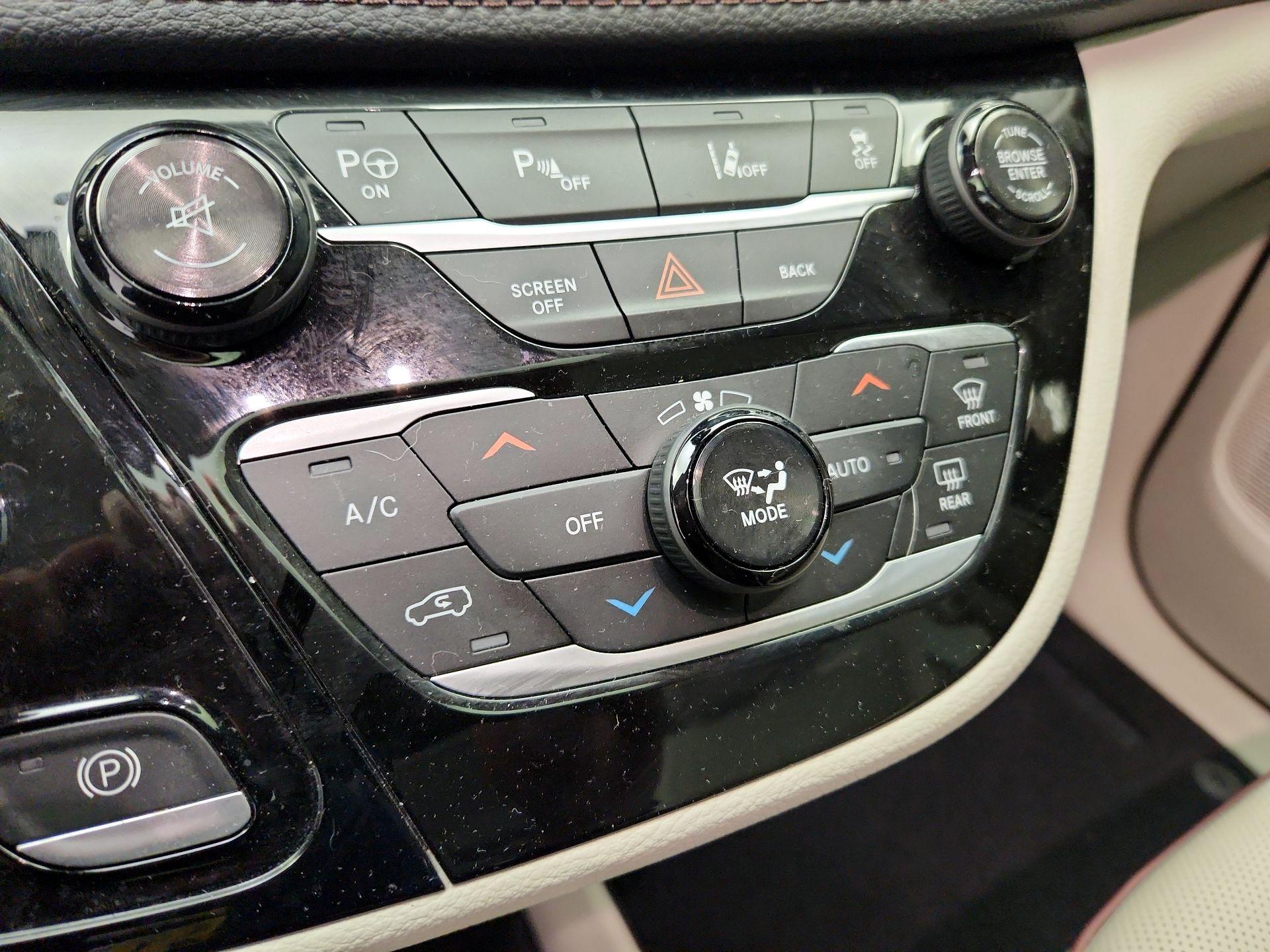 Thumbnail: 2017 Chrysler Pacifica - 17