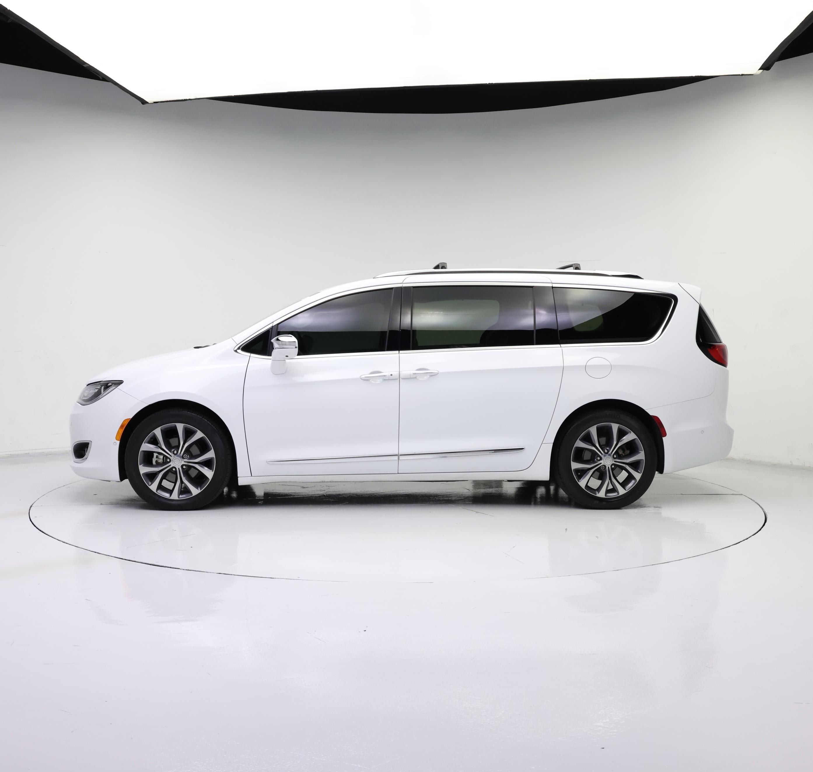 Thumbnail: 2017 Chrysler Pacifica - 3