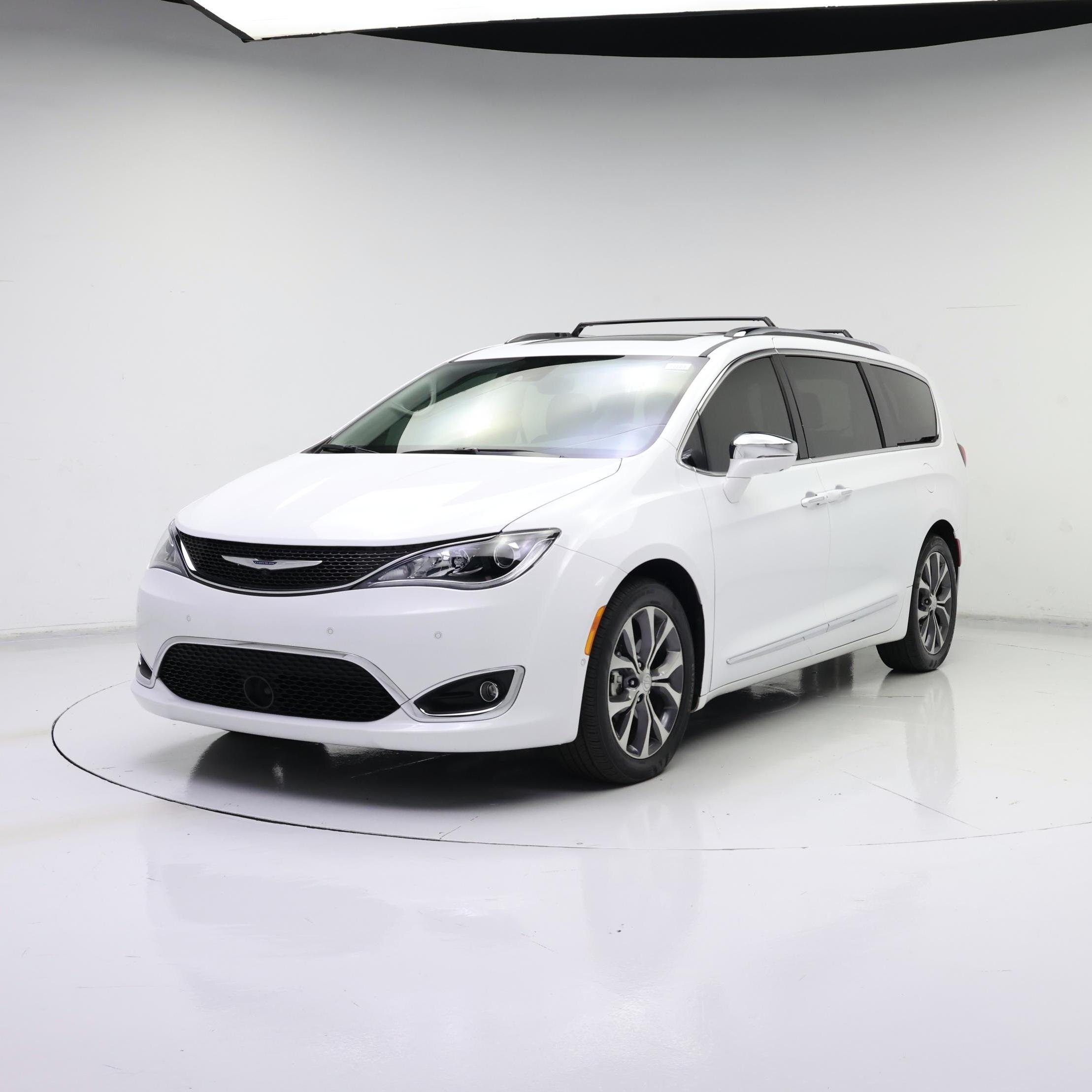 Thumbnail: 2017 Chrysler Pacifica - 4