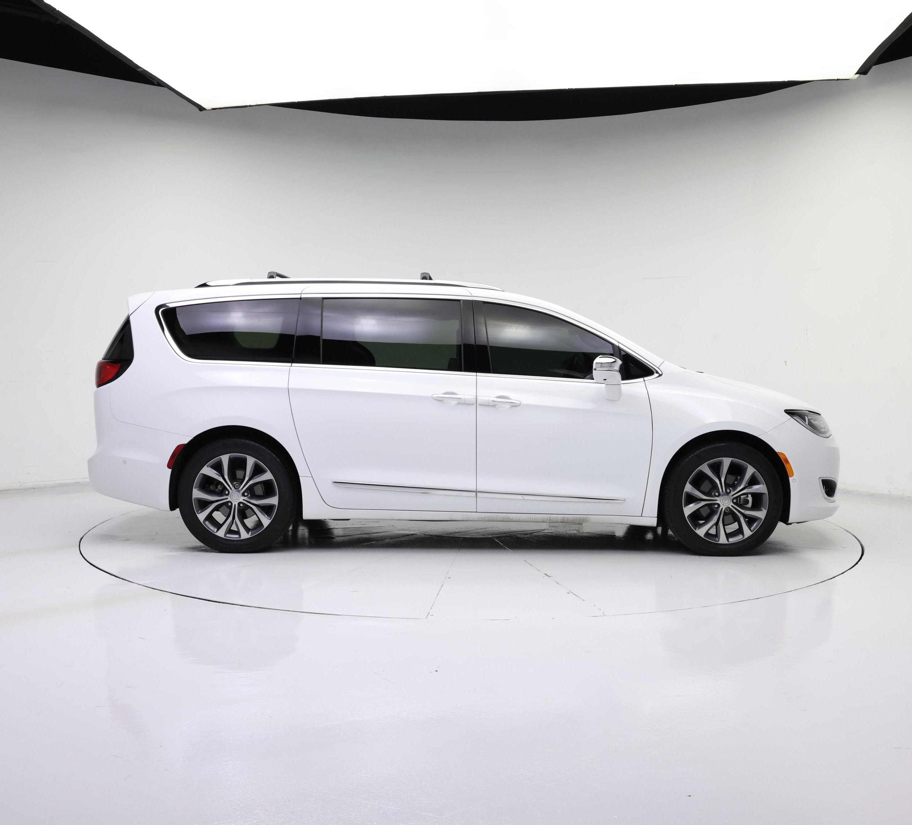 Thumbnail: 2017 Chrysler Pacifica - 7