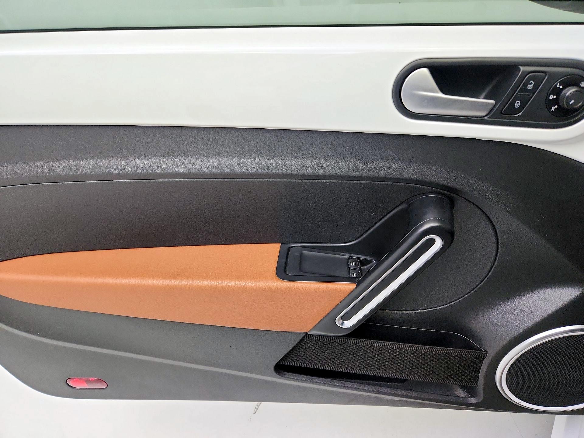 Thumbnail: 2015 Volkswagen Beetle - 12