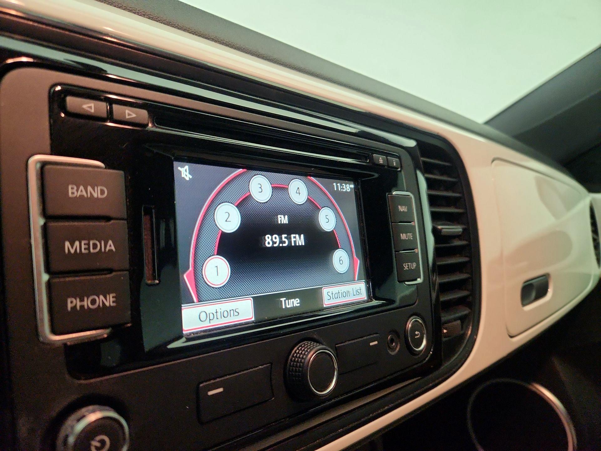 Thumbnail: 2015 Volkswagen Beetle - 15