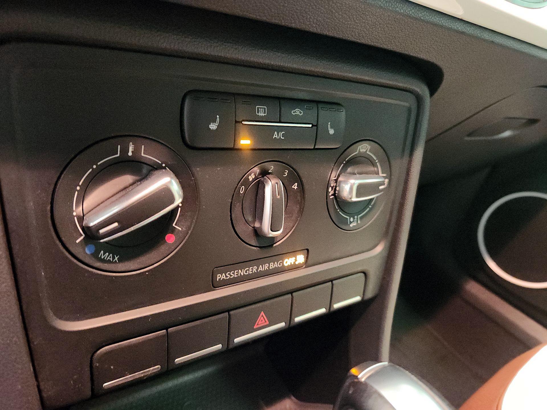 Thumbnail: 2015 Volkswagen Beetle - 16