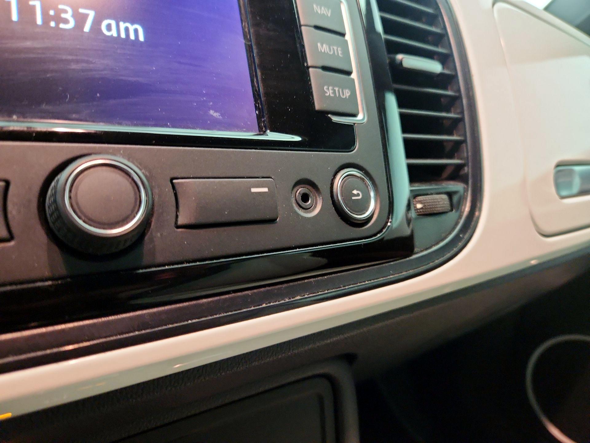 Thumbnail: 2015 Volkswagen Beetle - 18