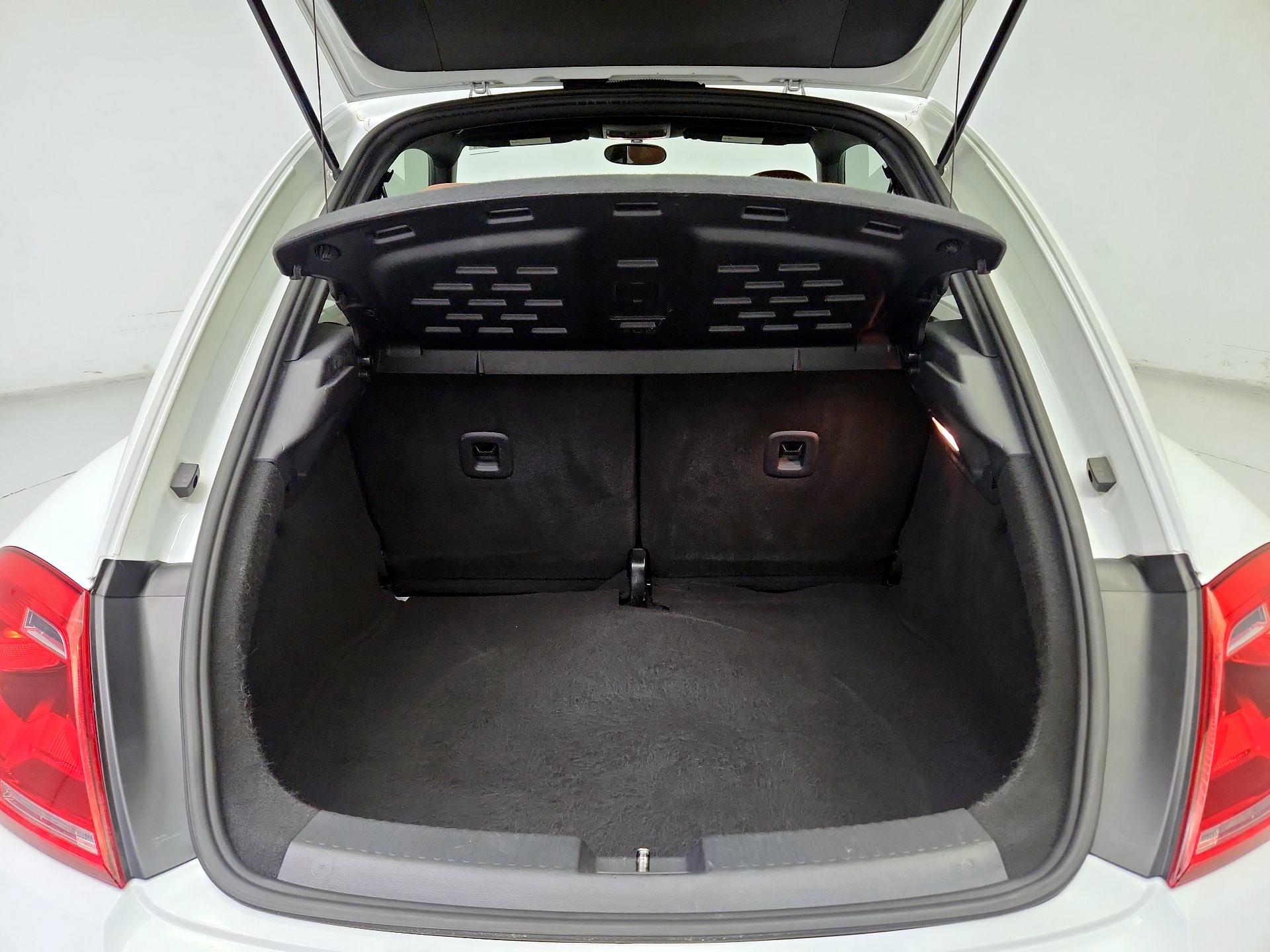 Thumbnail: 2015 Volkswagen Beetle - 20