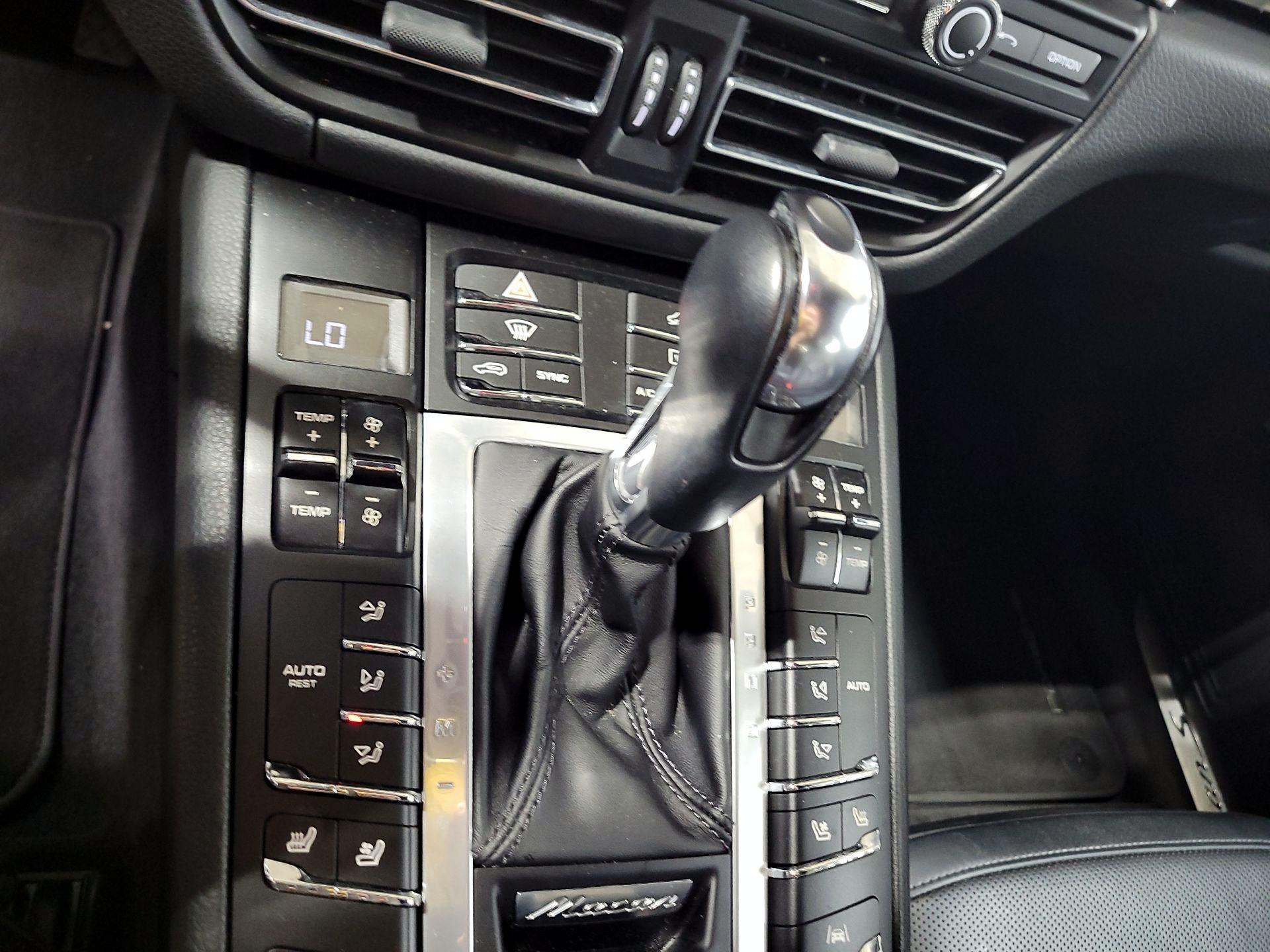 Thumbnail: 2020 Porsche Macan - 15