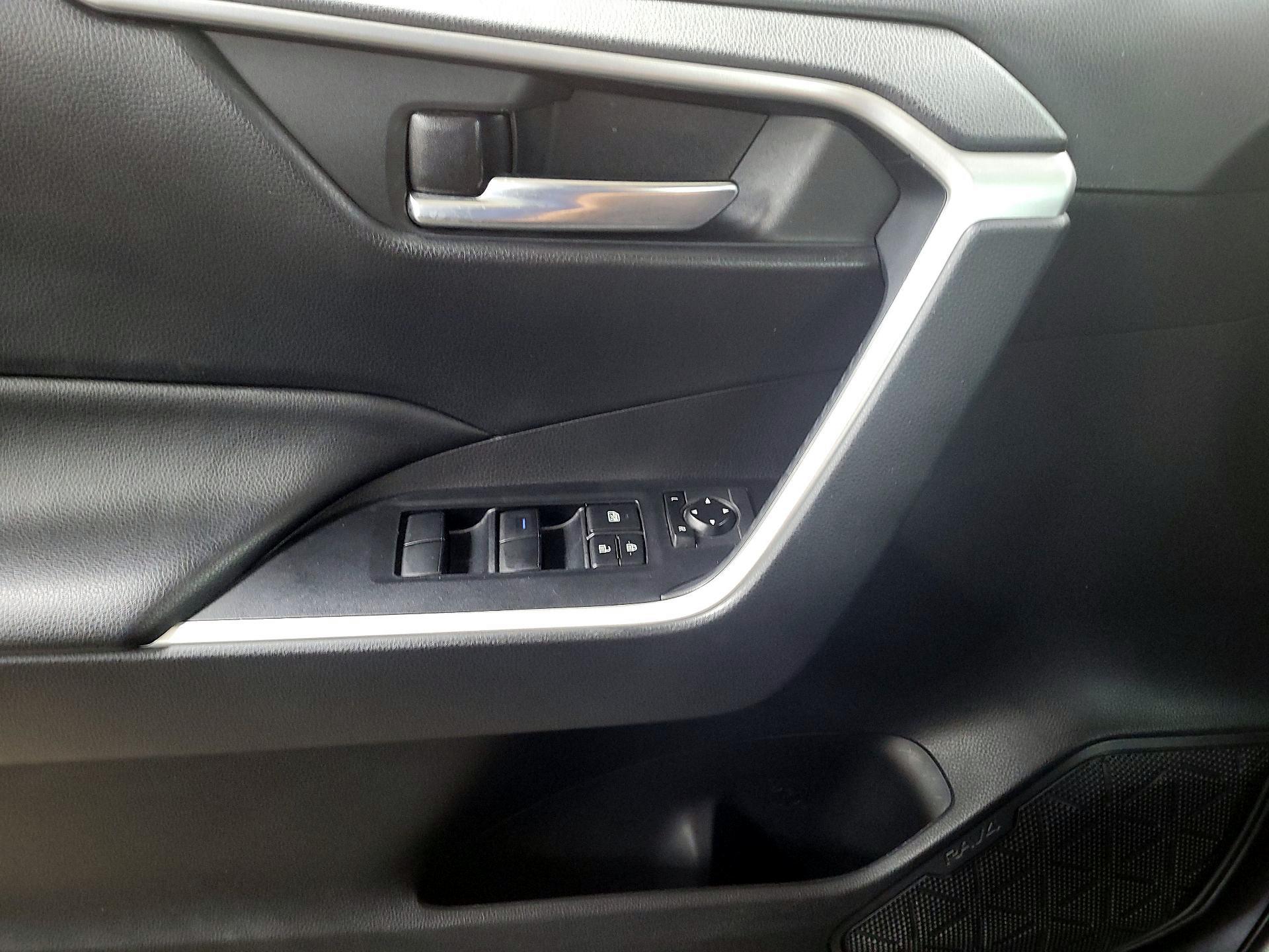 Thumbnail: 2020 Toyota RAV4 - 12