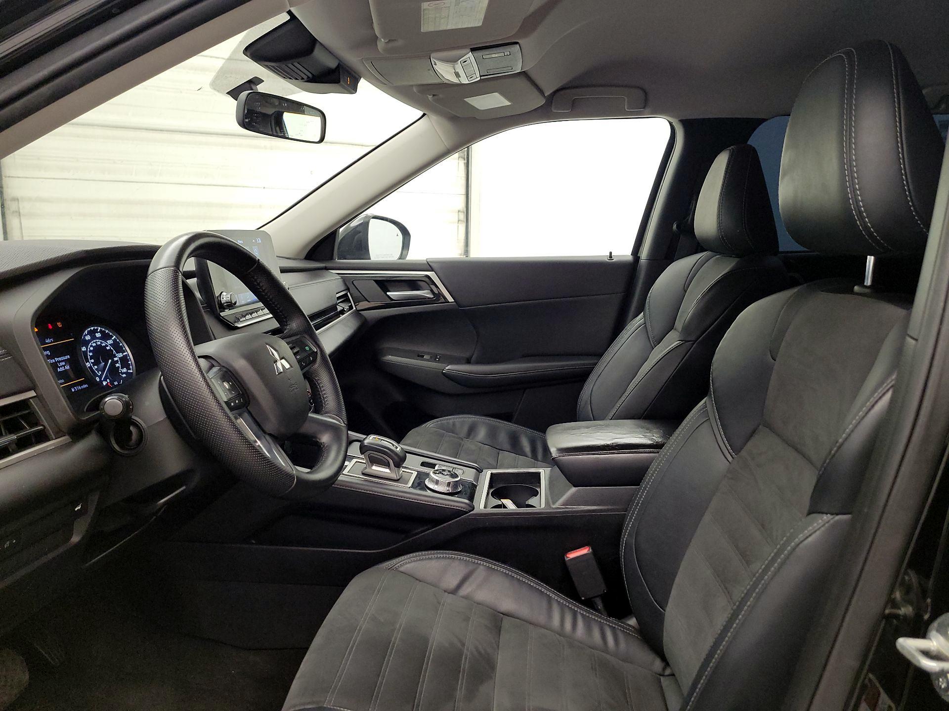 Thumbnail: 2023 Mitsubishi Outlander - 11