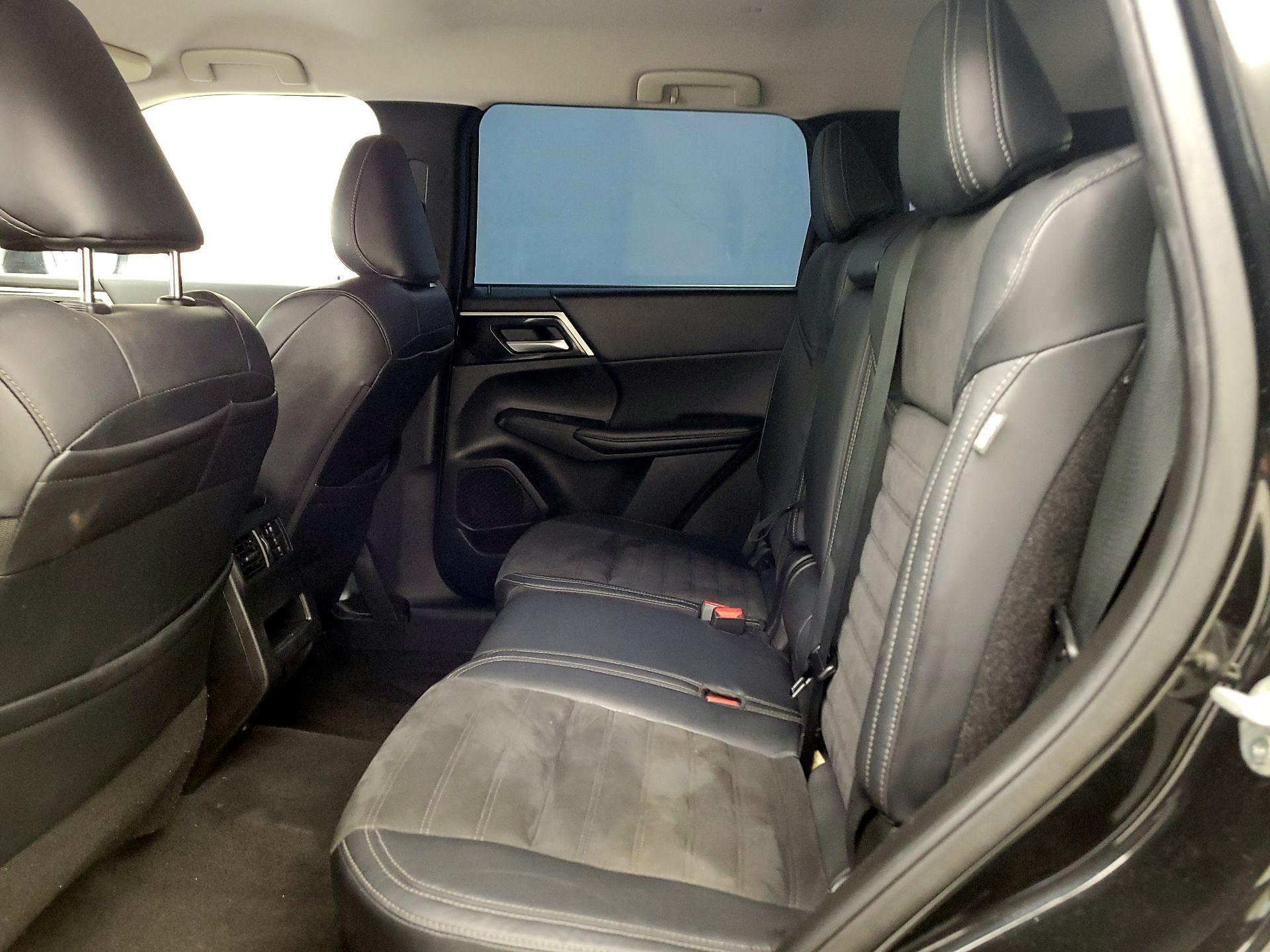 Thumbnail: 2023 Mitsubishi Outlander - 19