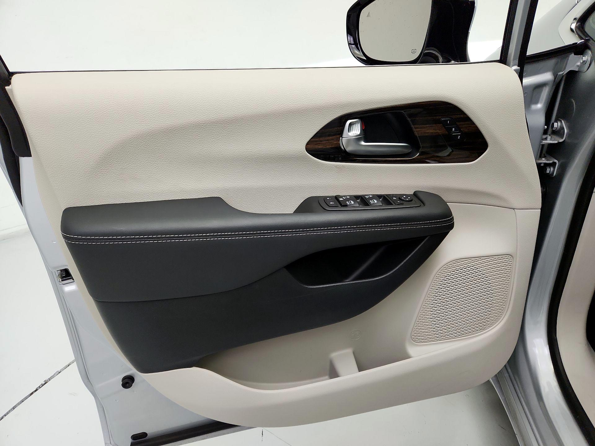 Thumbnail: 2023 Chrysler Pacifica - 12