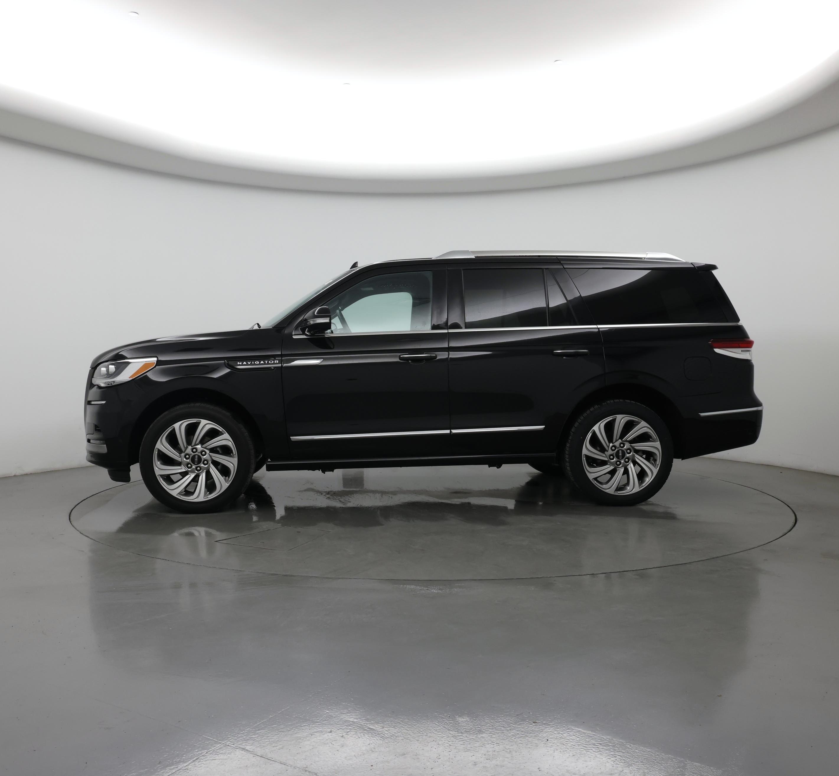 Thumbnail: 2024 Lincoln Navigator - 3