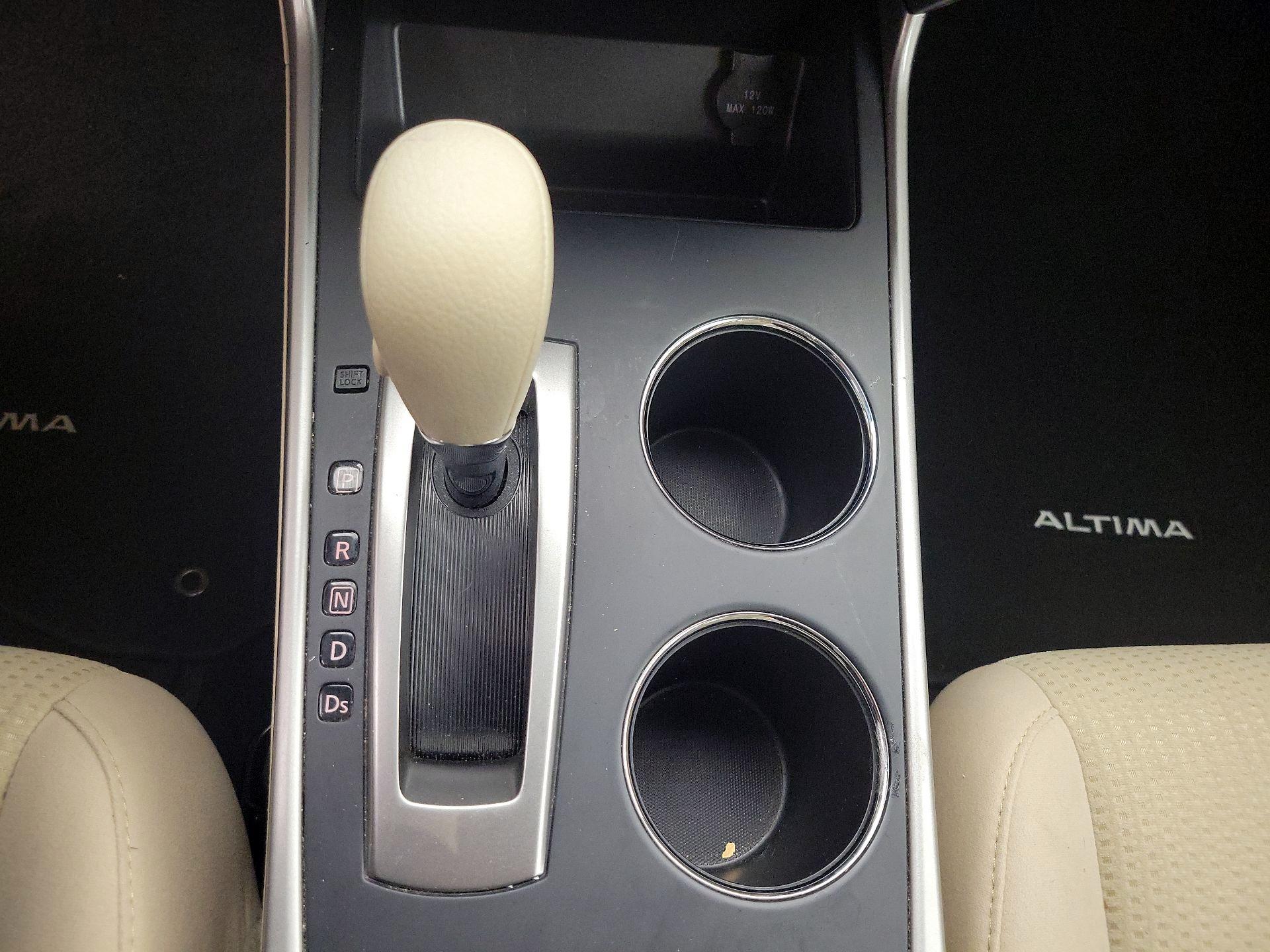 Thumbnail: 2015 Nissan Altima - 16