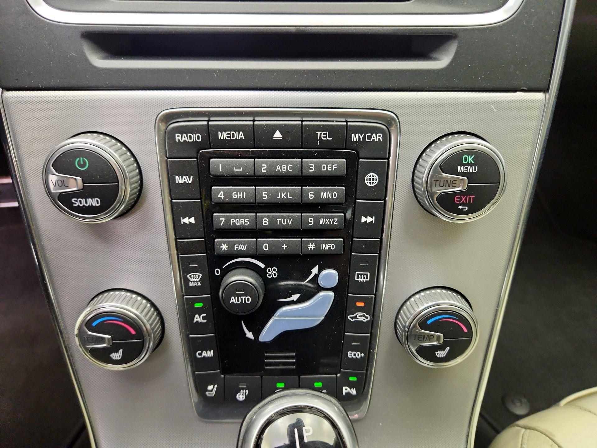 Thumbnail: 2018 Volvo V60 - 16