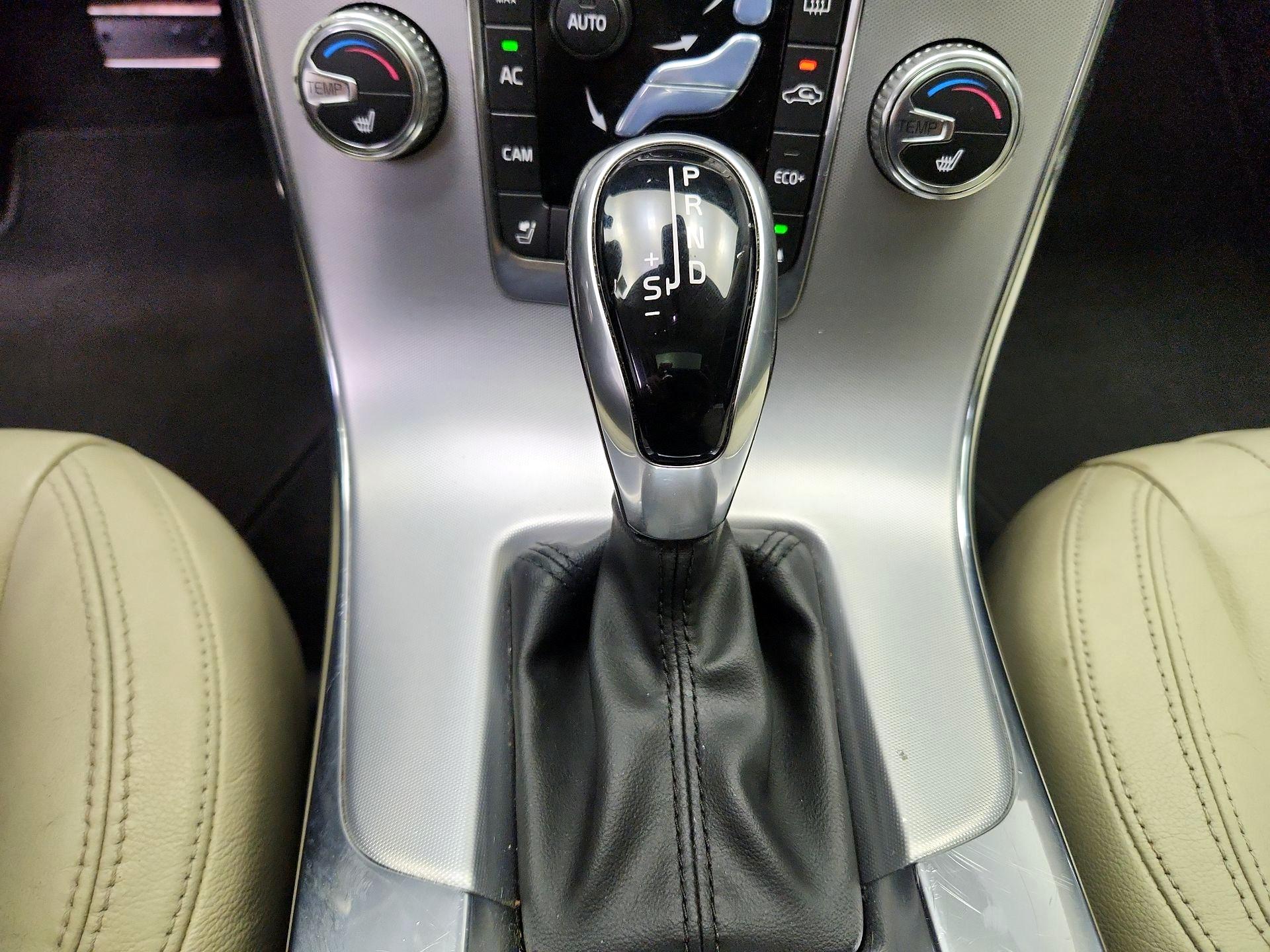 Thumbnail: 2018 Volvo V60 - 17